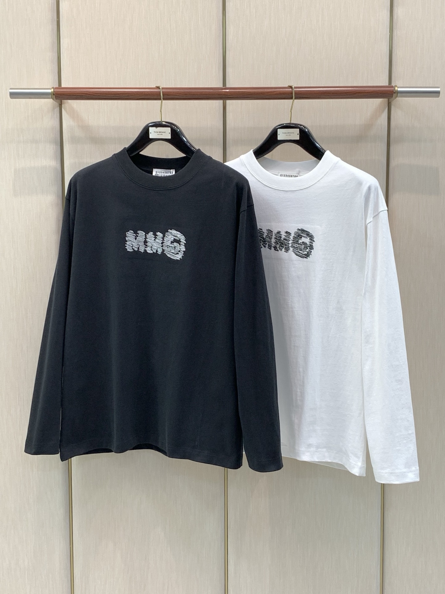 ,Maison Margiela马吉拉,2026早秋最新品,专柜同步有售,原单狠货,时尚休闲圆领长袖T恤,上身舒适!吸睛 ,Maison Margiela马吉拉,2026早秋最新品,专柜同步有售,原单狠货,时尚休闲圆领长袖T恤,上身舒适!吸睛