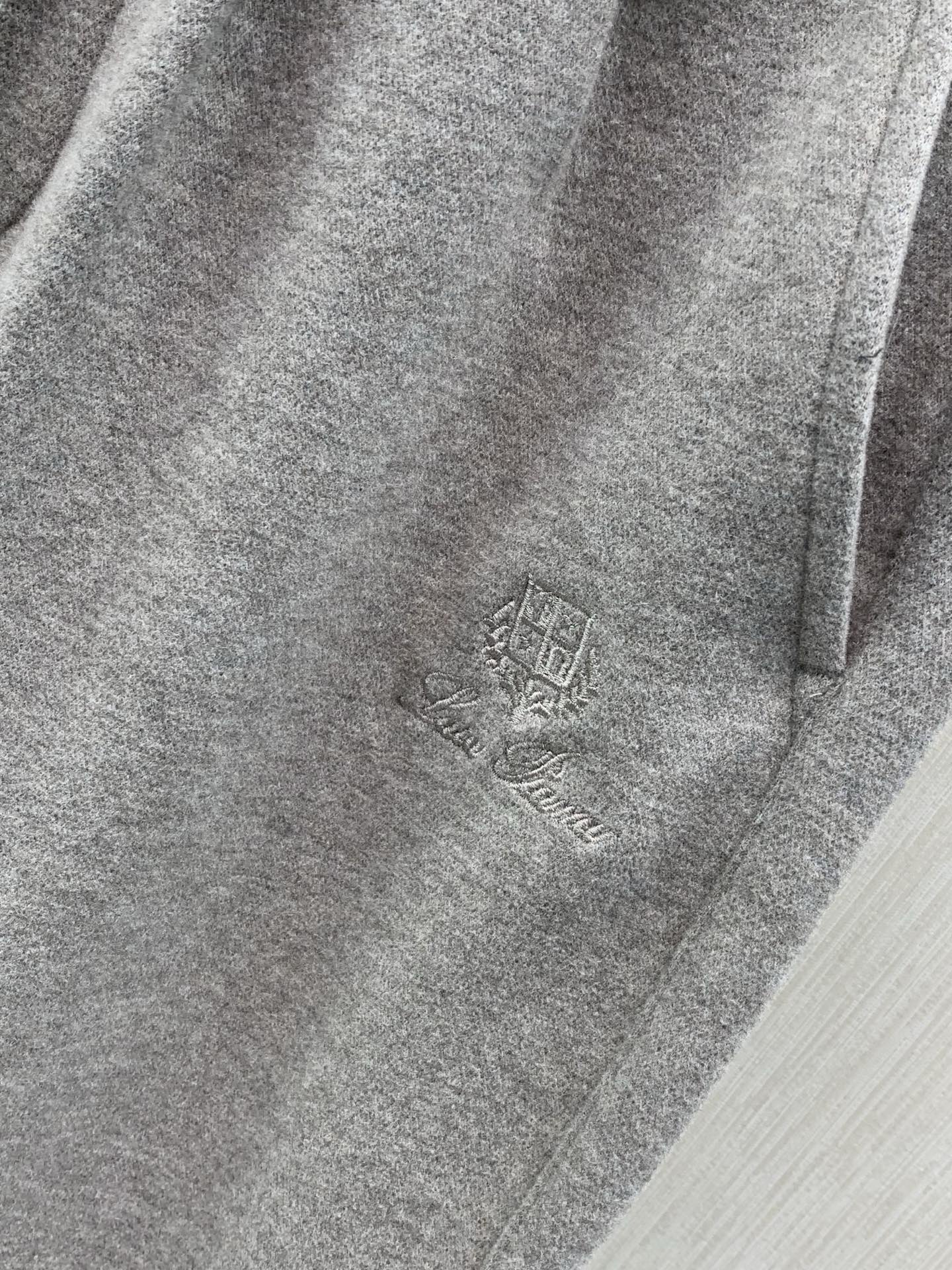 ，Loro Piana 浅咖色抽绳休闲裤  材质 羊毛混纺 时尚系列，独特设计，抽绳休闲长裤  订纱开始订染和订纺。 国