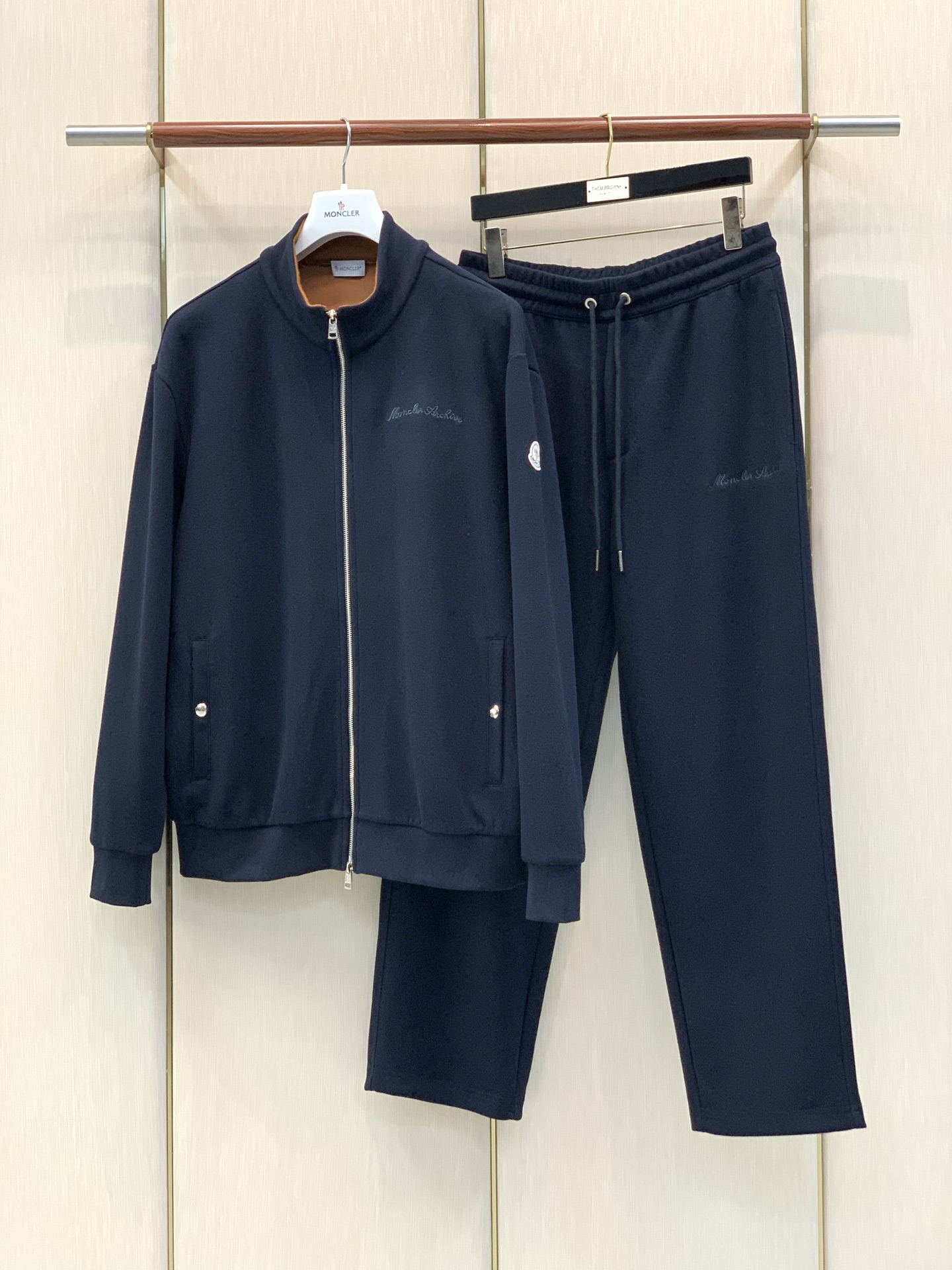 一套,Moncler 蒙口,2026秋季最新品,专柜同步有售,原单狠货,时尚休闲套装,上身舒适!吸睛而有亮点,采用进口原 一套,Moncler 蒙口,2026秋季最新品,专柜同步有售,原单狠货,时尚休闲套装,上身舒适!吸睛而有亮点,采用进口原