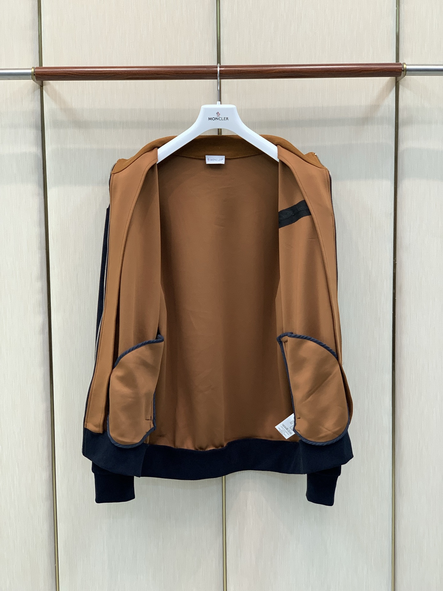 一套,Moncler 蒙口,2026秋季最新品,专柜同步有售,原单狠货,时尚休闲套装,上身舒适!吸睛而有亮点,采用进口原 一套,Moncler 蒙口,2026秋季最新品,专柜同步有售,原单狠货,时尚休闲套装,上身舒适!吸睛而有亮点,采用进口原