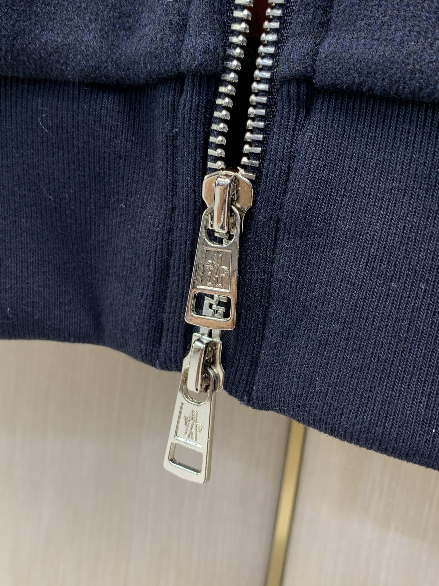 一套,Moncler 蒙口,2026秋季最新品,专柜同步有售,原单狠货,时尚休闲套装,上身舒适!吸睛而有亮点,采用进口原 一套,Moncler 蒙口,2026秋季最新品,专柜同步有售,原单狠货,时尚休闲套装,上身舒适!吸睛而有亮点,采用进口原