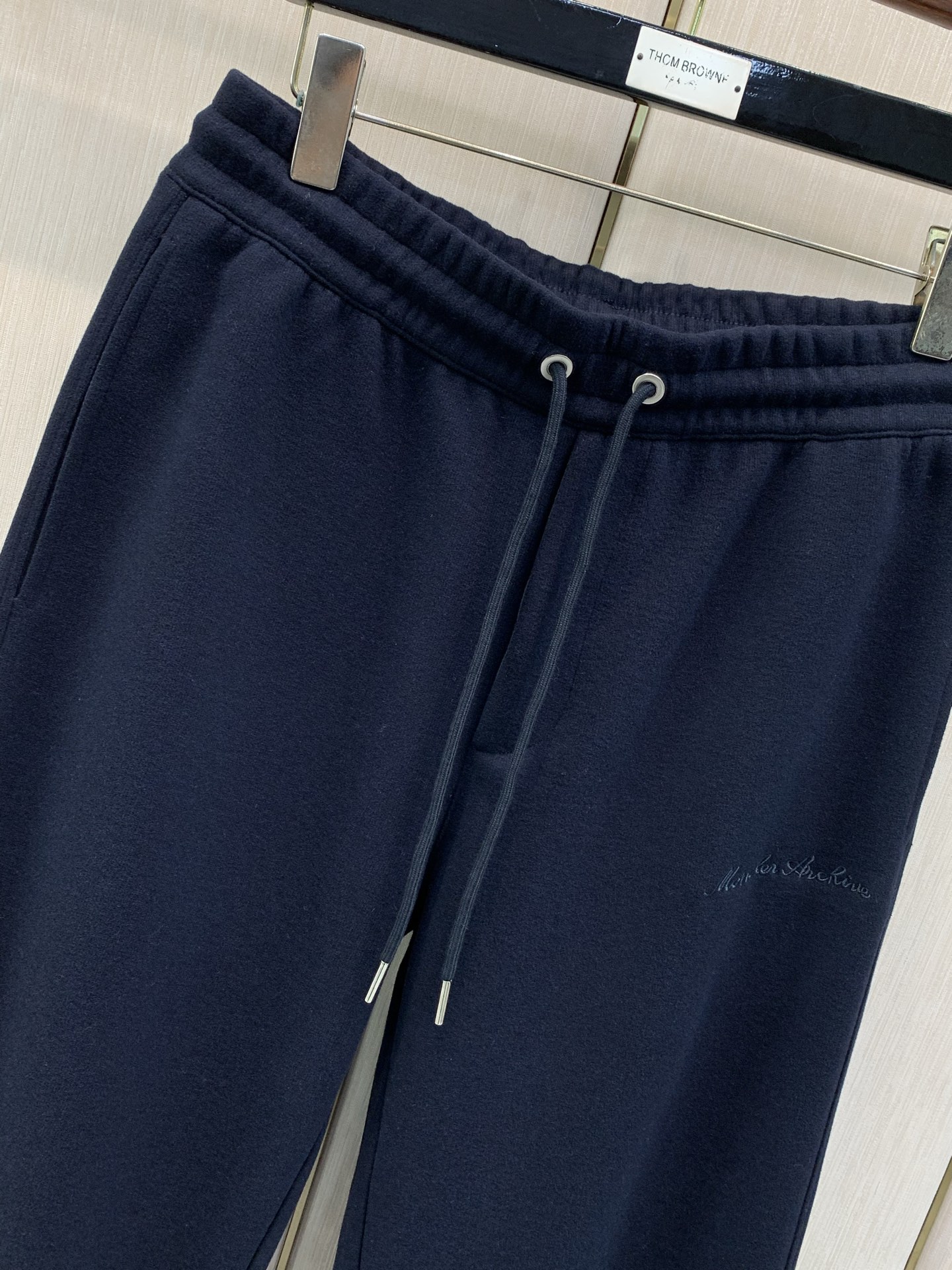 一套,Moncler 蒙口,2026秋季最新品,专柜同步有售,原单狠货,时尚休闲套装,上身舒适!吸睛而有亮点,采用进口原 一套,Moncler 蒙口,2026秋季最新品,专柜同步有售,原单狠货,时尚休闲套装,上身舒适!吸睛而有亮点,采用进口原