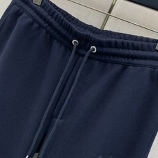 一套,Moncler 蒙口,2026秋季最新品,专柜同步有售,原单狠货,时尚休闲套装,上身舒适!吸睛而有亮点,采用进口原 一套,Moncler 蒙口,2026秋季最新品,专柜同步有售,原单狠货,时尚休闲套装,上身舒适!吸睛而有亮点,采用进口原