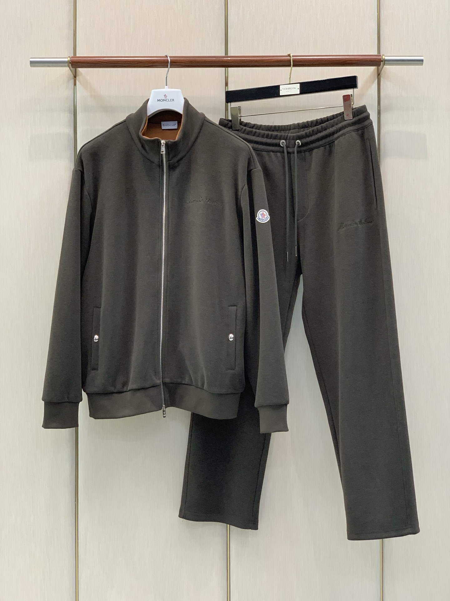 一套，Moncler 蒙口，2026秋季最新品，专柜同步有售，原单狠货，时尚休闲套装，上身舒适！吸睛而有亮点，采用进口原