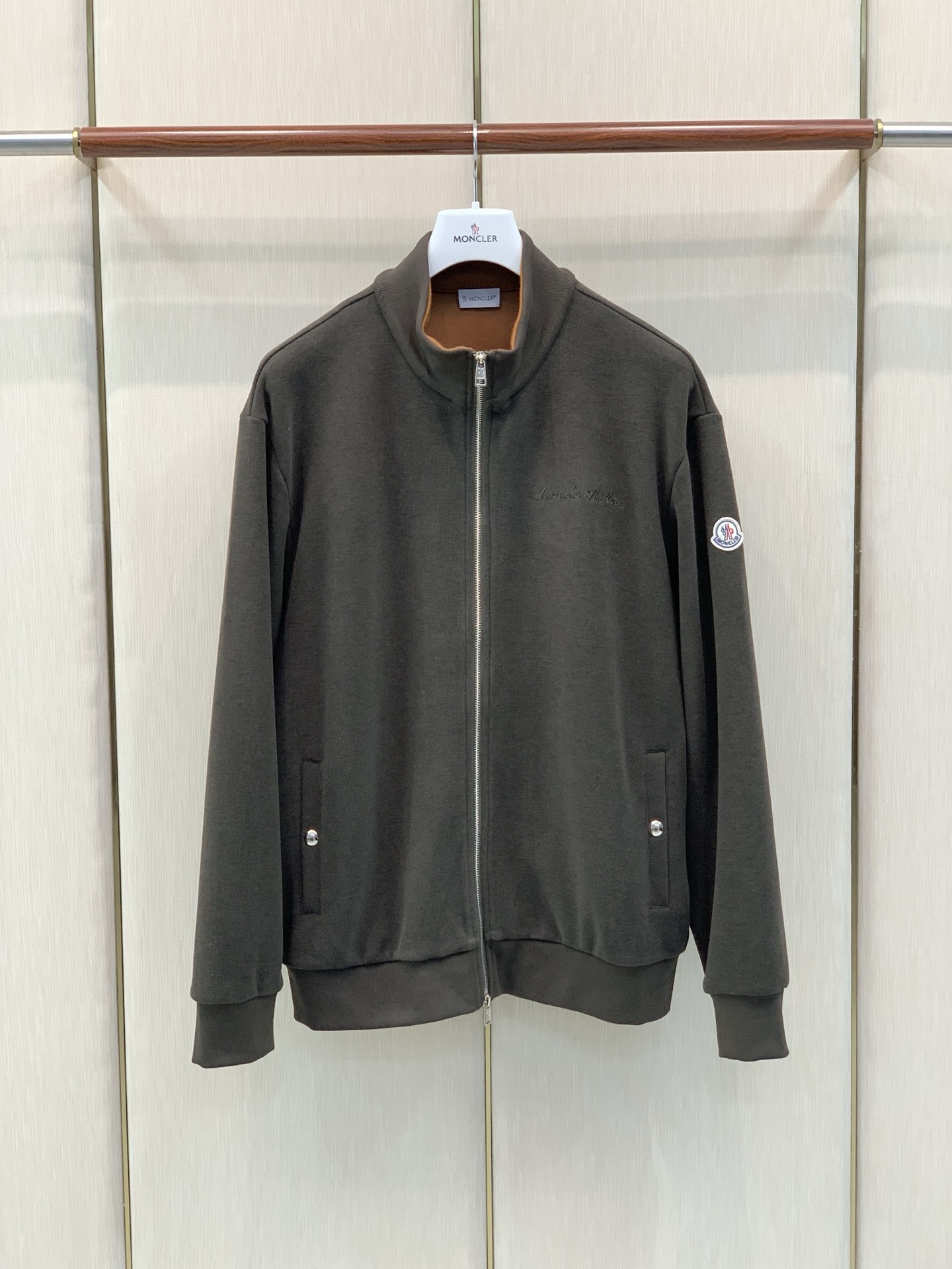 一套，Moncler 蒙口，2026秋季最新品，专柜同步有售，原单狠货，时尚休闲套装，上身舒适！吸睛而有亮点，采用进口原