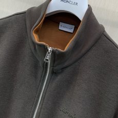 一套,Moncler 蒙口,2026秋季最新品,专柜同步有售,原单狠货,时尚休闲套装,上身舒适!吸睛而有亮点,采用进口原 一套,Moncler 蒙口,2026秋季最新品,专柜同步有售,原单狠货,时尚休闲套装,上身舒适!吸睛而有亮点,采用进口原