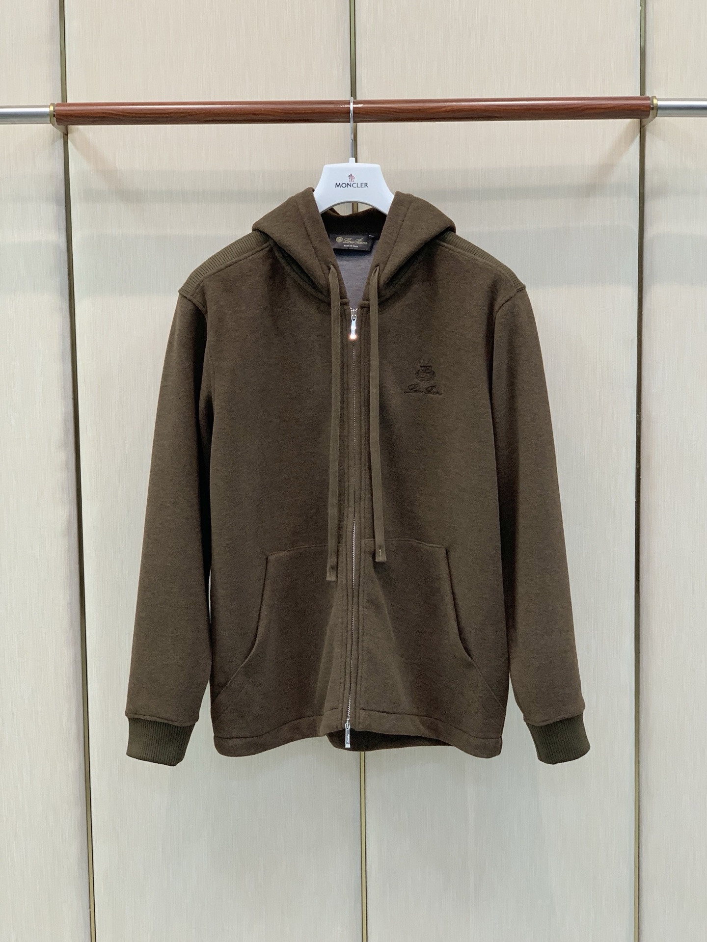 一套，Loro Piana，2026秋季新品，时尚休闲套装，采用进口原版面料，顶级刺绣🪡工艺字母图案装饰logo，原版五