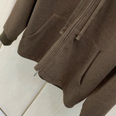 一套,Loro Piana,2026秋季新品,时尚休闲套装,采用进口原版面料,顶级刺绣🪡工艺字母图案装饰logo,原版五 一套,Loro Piana,2026秋季新品,时尚休闲套装,采用进口原版面料,顶级刺绣🪡工艺字母图案装饰logo,原版五