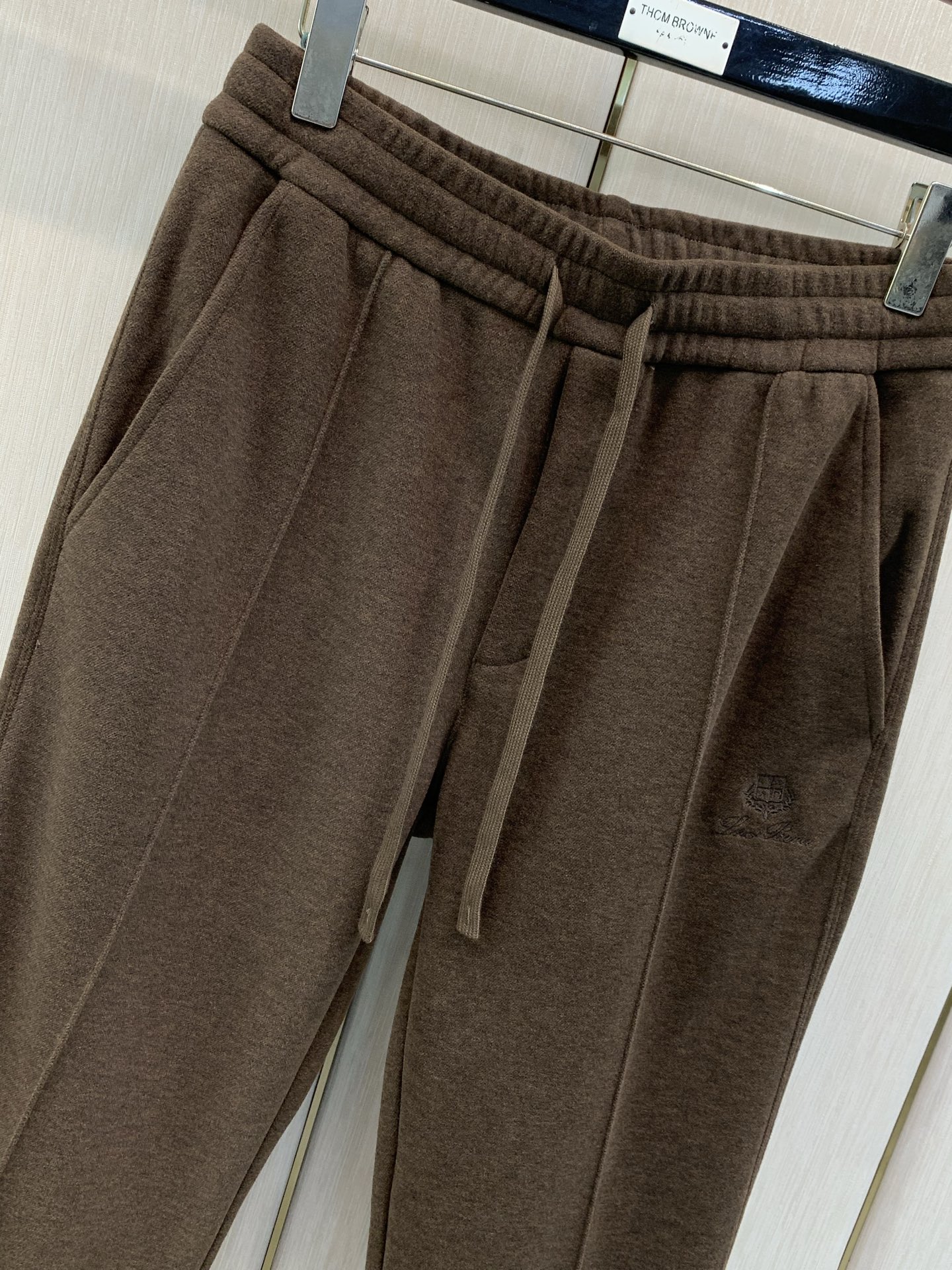一套,Loro Piana,2026秋季新品,时尚休闲套装,采用进口原版面料,顶级刺绣🪡工艺字母图案装饰logo,原版五 一套,Loro Piana,2026秋季新品,时尚休闲套装,采用进口原版面料,顶级刺绣🪡工艺字母图案装饰logo,原版五