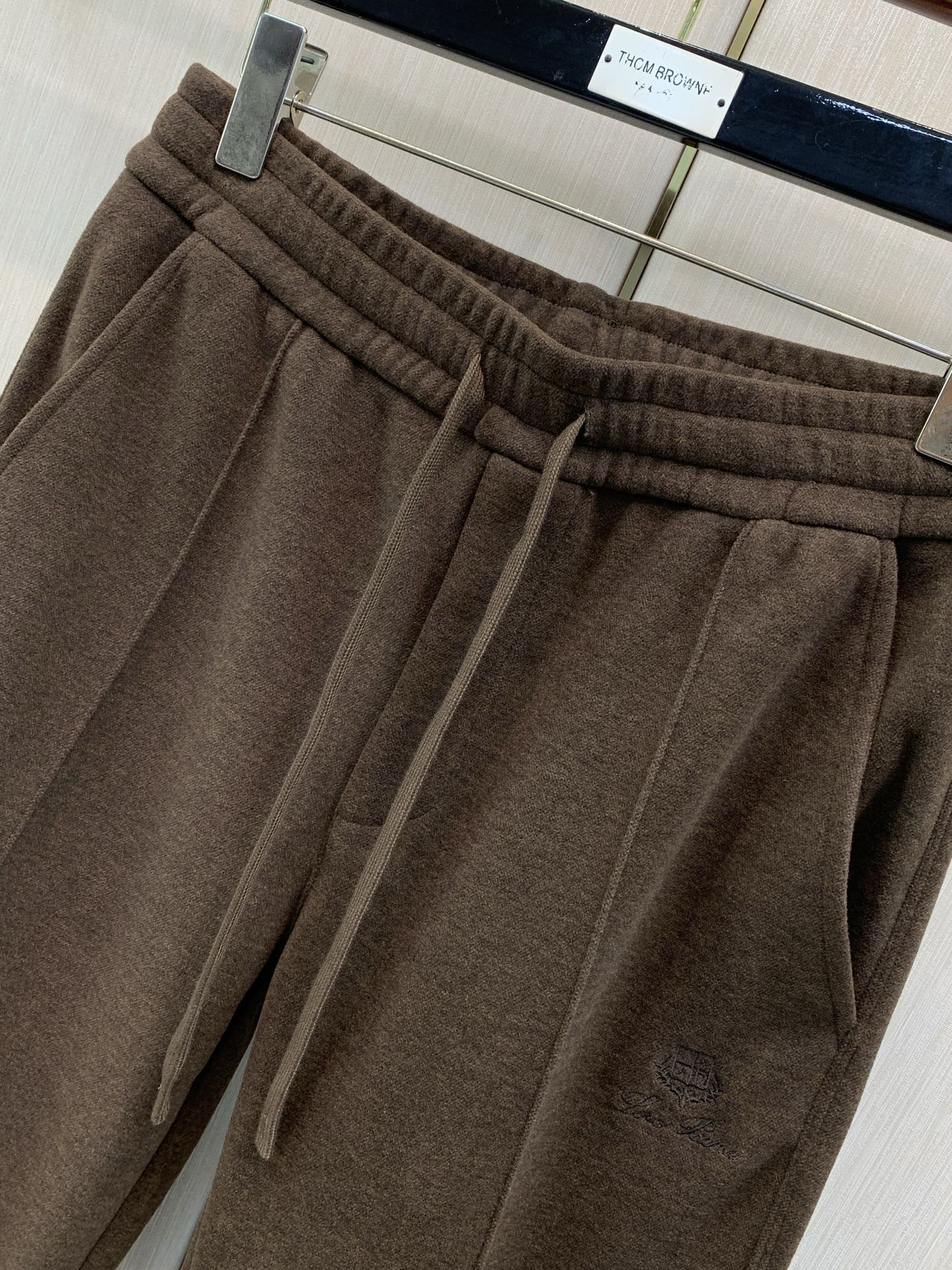 一套,Loro Piana,2026秋季新品,时尚休闲套装,采用进口原版面料,顶级刺绣🪡工艺字母图案装饰logo,原版五 一套,Loro Piana,2026秋季新品,时尚休闲套装,采用进口原版面料,顶级刺绣🪡工艺字母图案装饰logo,原版五