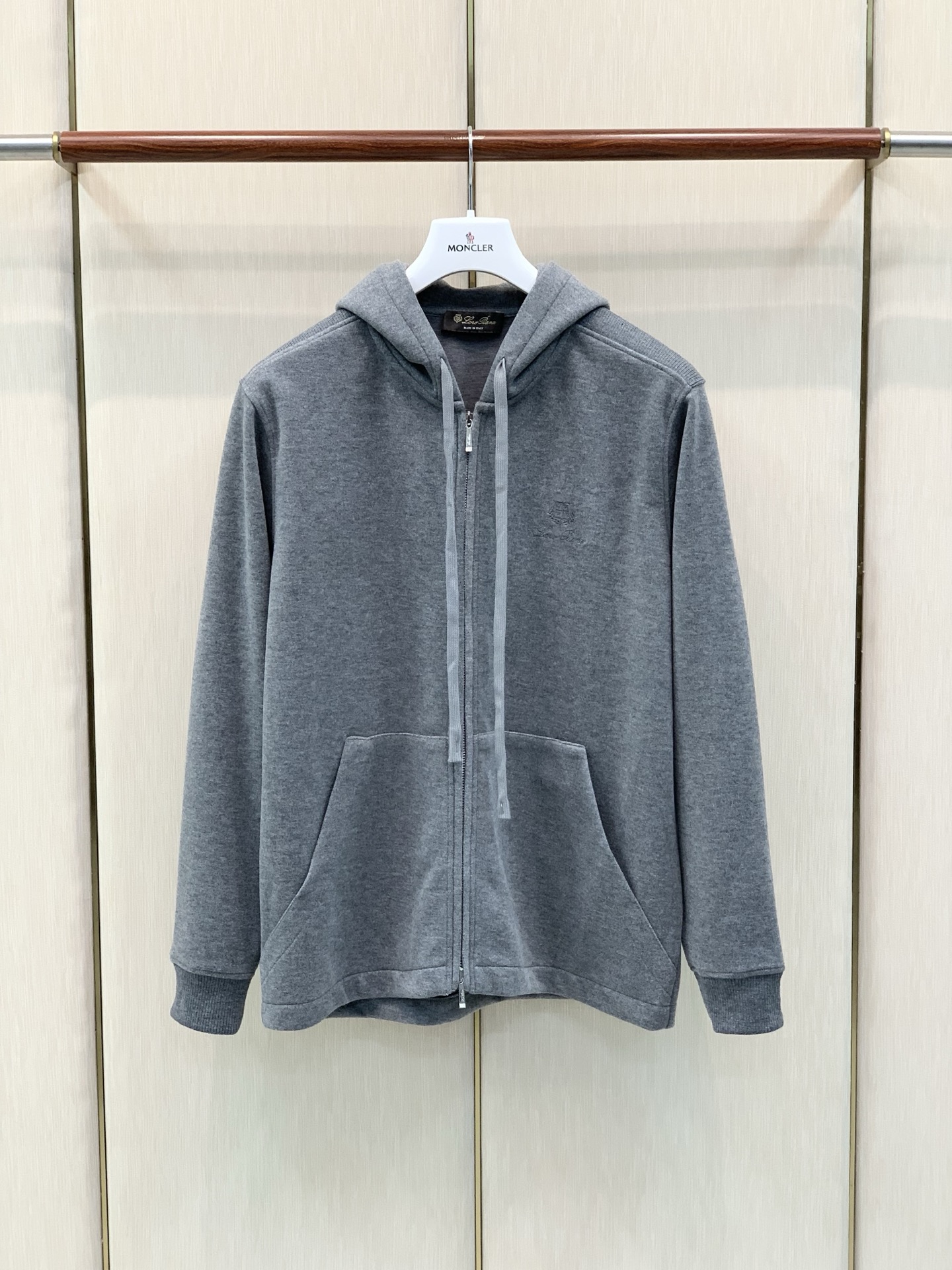 一套，Loro Piana，2026秋季新品，时尚休闲套装，采用进口原版面料，顶级刺绣🪡工艺字母图案装饰logo，原版五