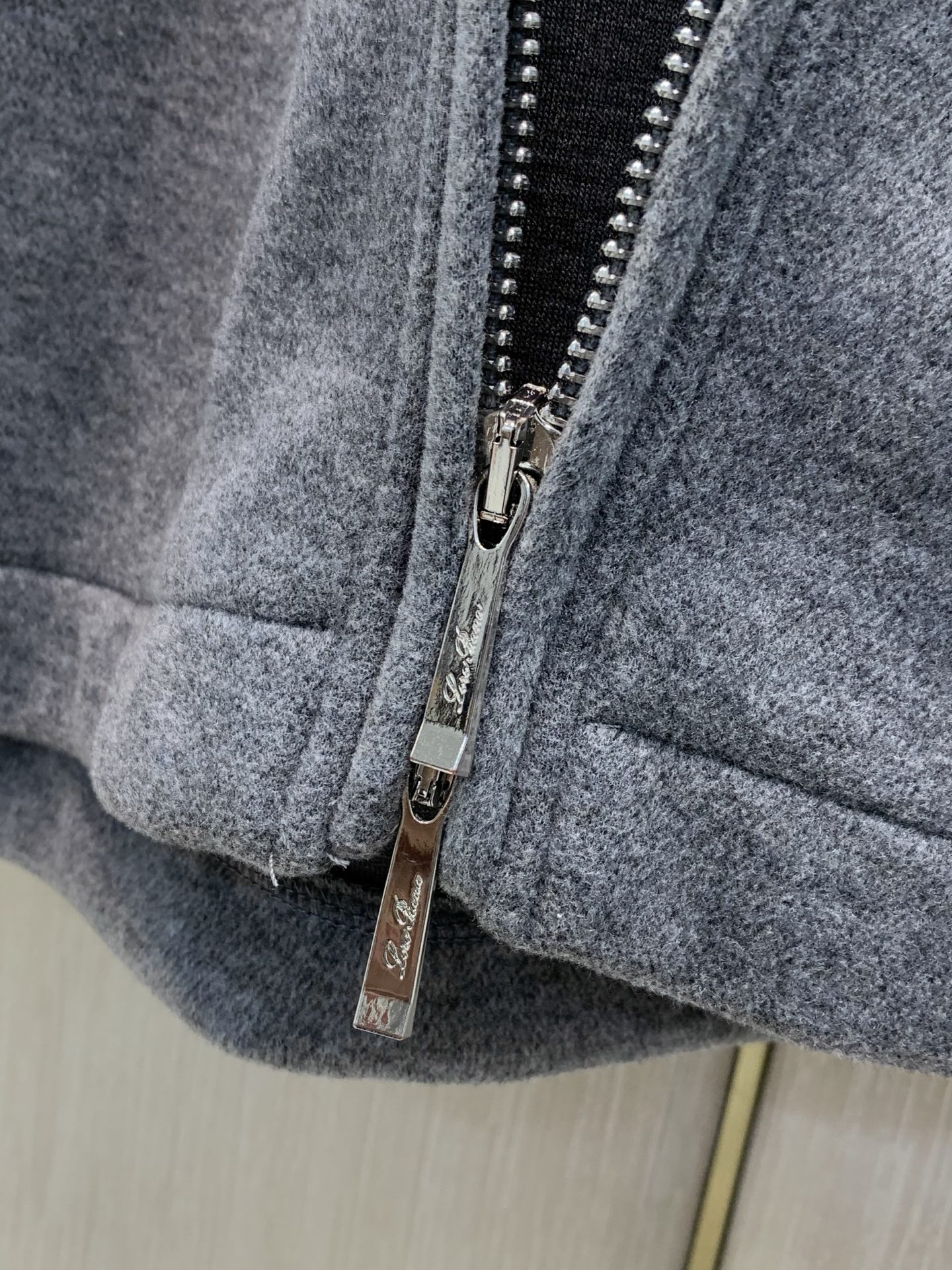 一套,Loro Piana,2026秋季新品,时尚休闲套装,采用进口原版面料,顶级刺绣🪡工艺字母图案装饰logo,原版五 一套,Loro Piana,2026秋季新品,时尚休闲套装,采用进口原版面料,顶级刺绣🪡工艺字母图案装饰logo,原版五