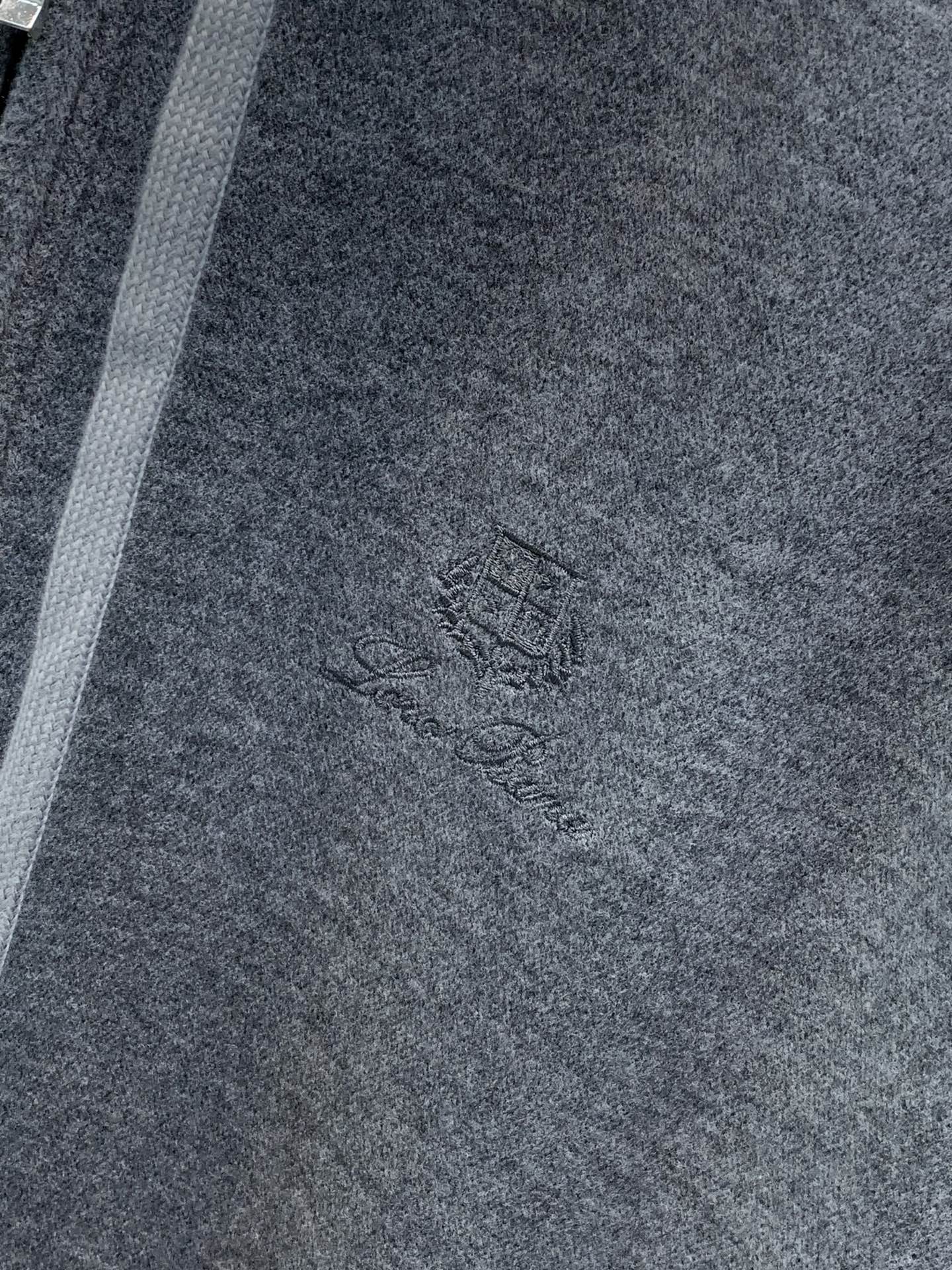 一套,Loro Piana,2026秋季新品,时尚休闲套装,采用进口原版面料,顶级刺绣🪡工艺字母图案装饰logo,原版五 一套,Loro Piana,2026秋季新品,时尚休闲套装,采用进口原版面料,顶级刺绣🪡工艺字母图案装饰logo,原版五
