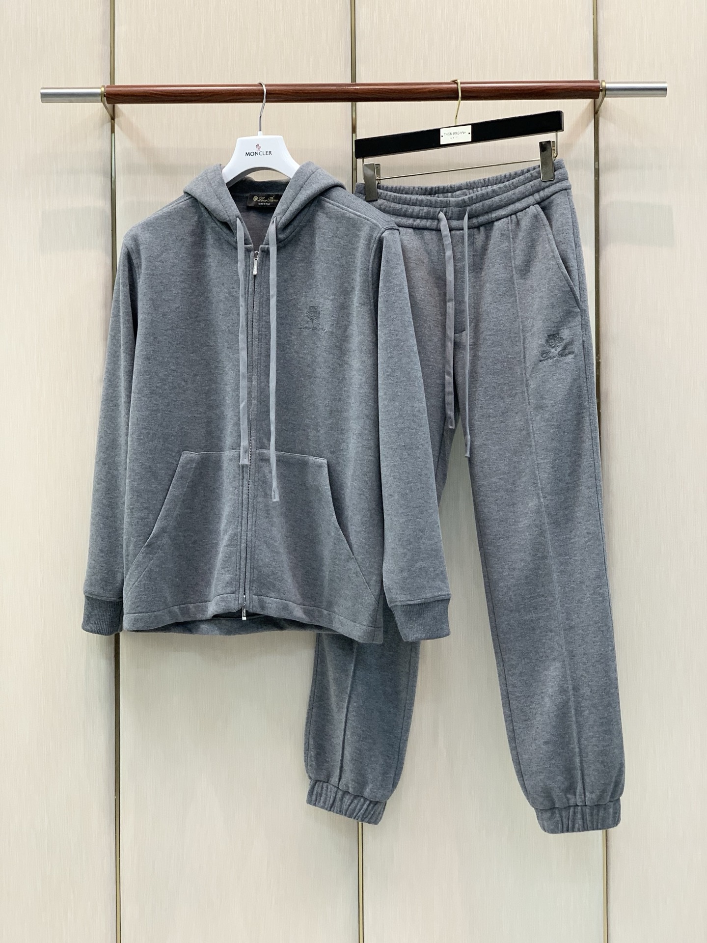 一套,Loro Piana,2026秋季新品,时尚休闲套装,采用进口原版面料,顶级刺绣🪡工艺字母图案装饰logo,原版五 一套,Loro Piana,2026秋季新品,时尚休闲套装,采用进口原版面料,顶级刺绣🪡工艺字母图案装饰logo,原版五