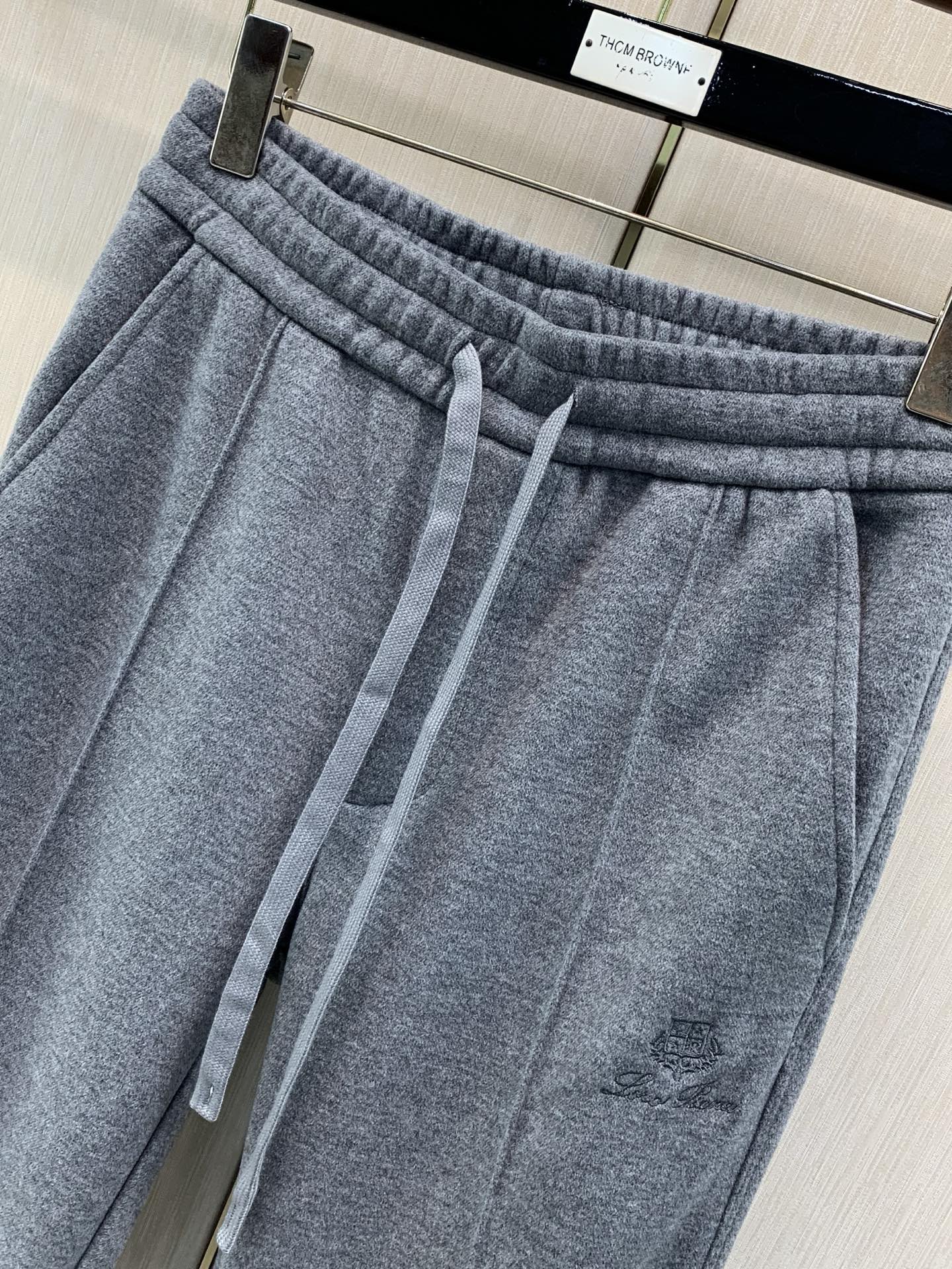 一套，Loro Piana，2026秋季新品，时尚休闲套装，采用进口原版面料，顶级刺绣🪡工艺字母图案装饰logo，原版五
