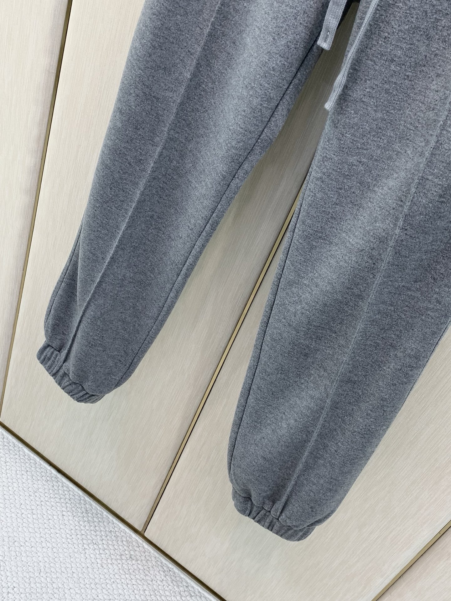 一套，Loro Piana，2026秋季新品，时尚休闲套装，采用进口原版面料，顶级刺绣🪡工艺字母图案装饰logo，原版五