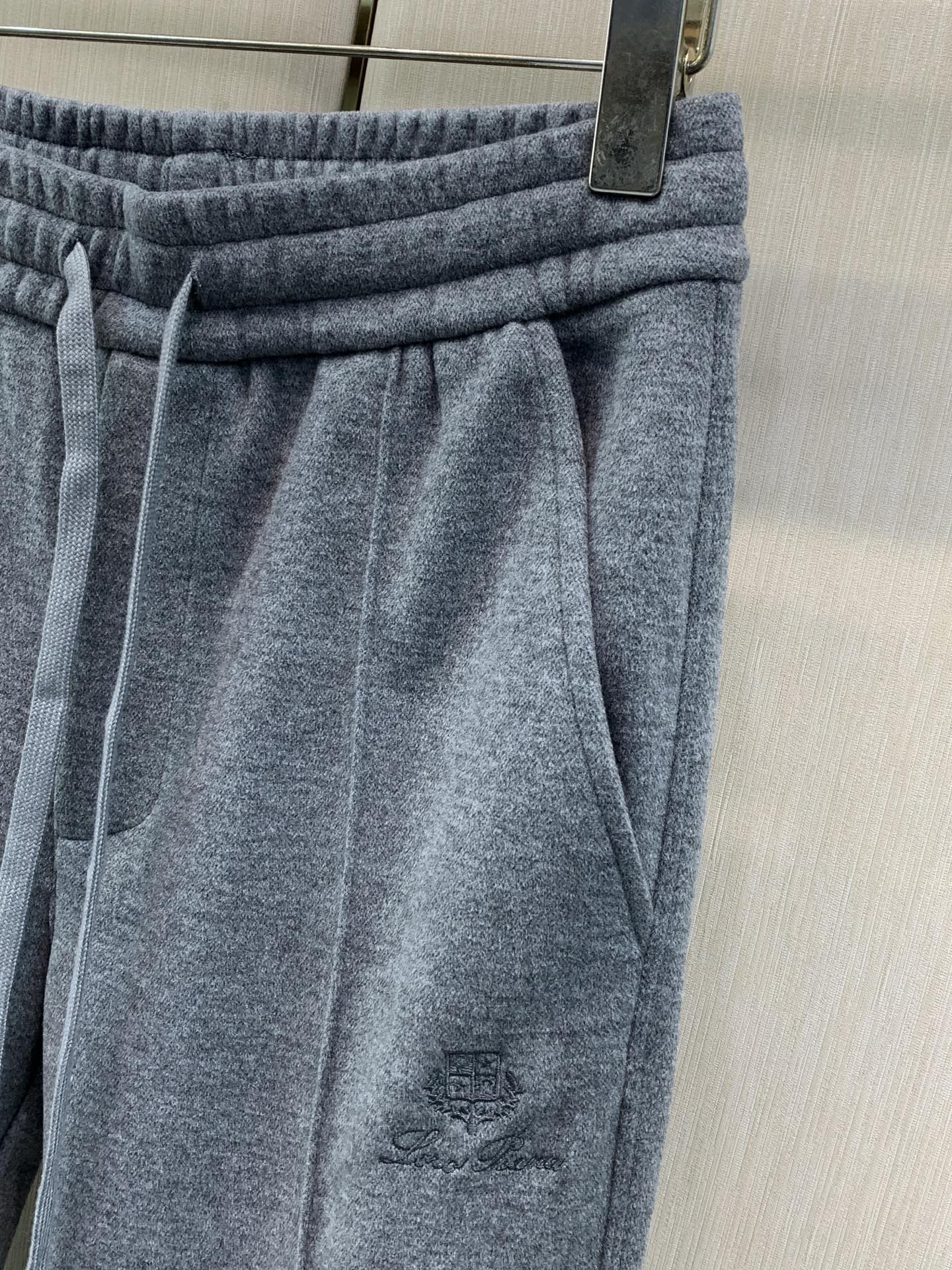 一套，Loro Piana，2026秋季新品，时尚休闲套装，采用进口原版面料，顶级刺绣🪡工艺字母图案装饰logo，原版五