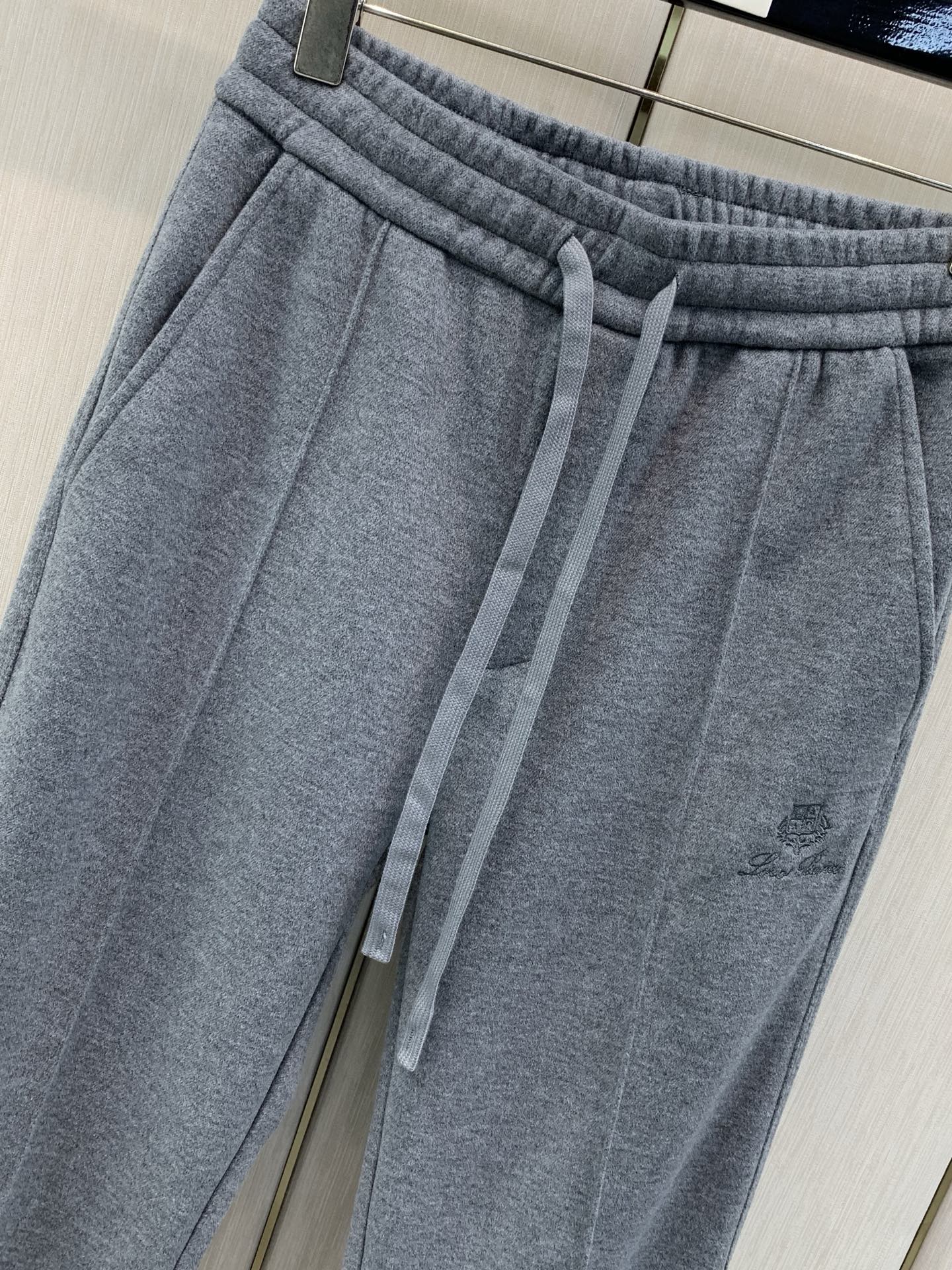 一套，Loro Piana，2026秋季新品，时尚休闲套装，采用进口原版面料，顶级刺绣🪡工艺字母图案装饰logo，原版五
