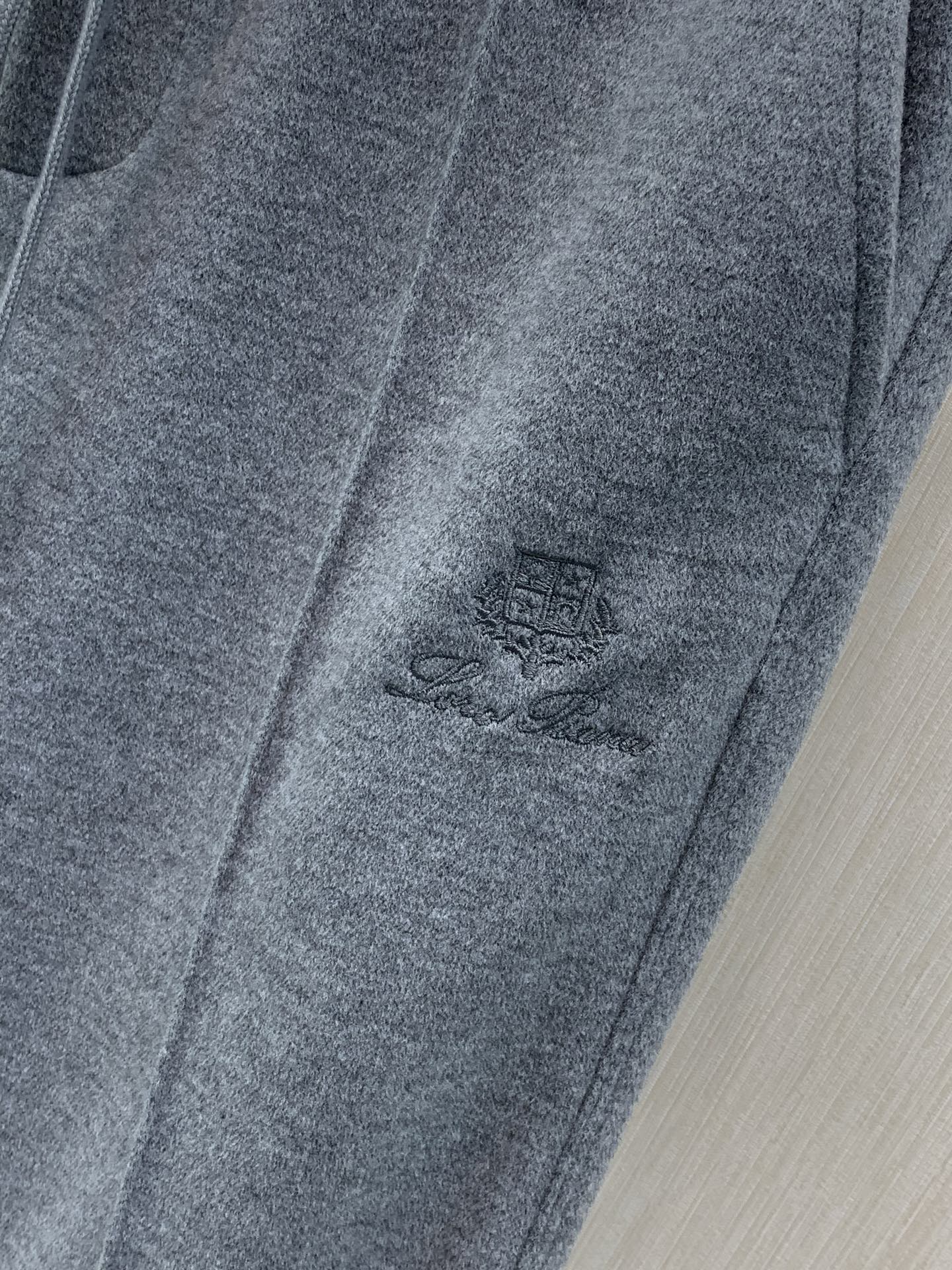 一套，Loro Piana，2026秋季新品，时尚休闲套装，采用进口原版面料，顶级刺绣🪡工艺字母图案装饰logo，原版五