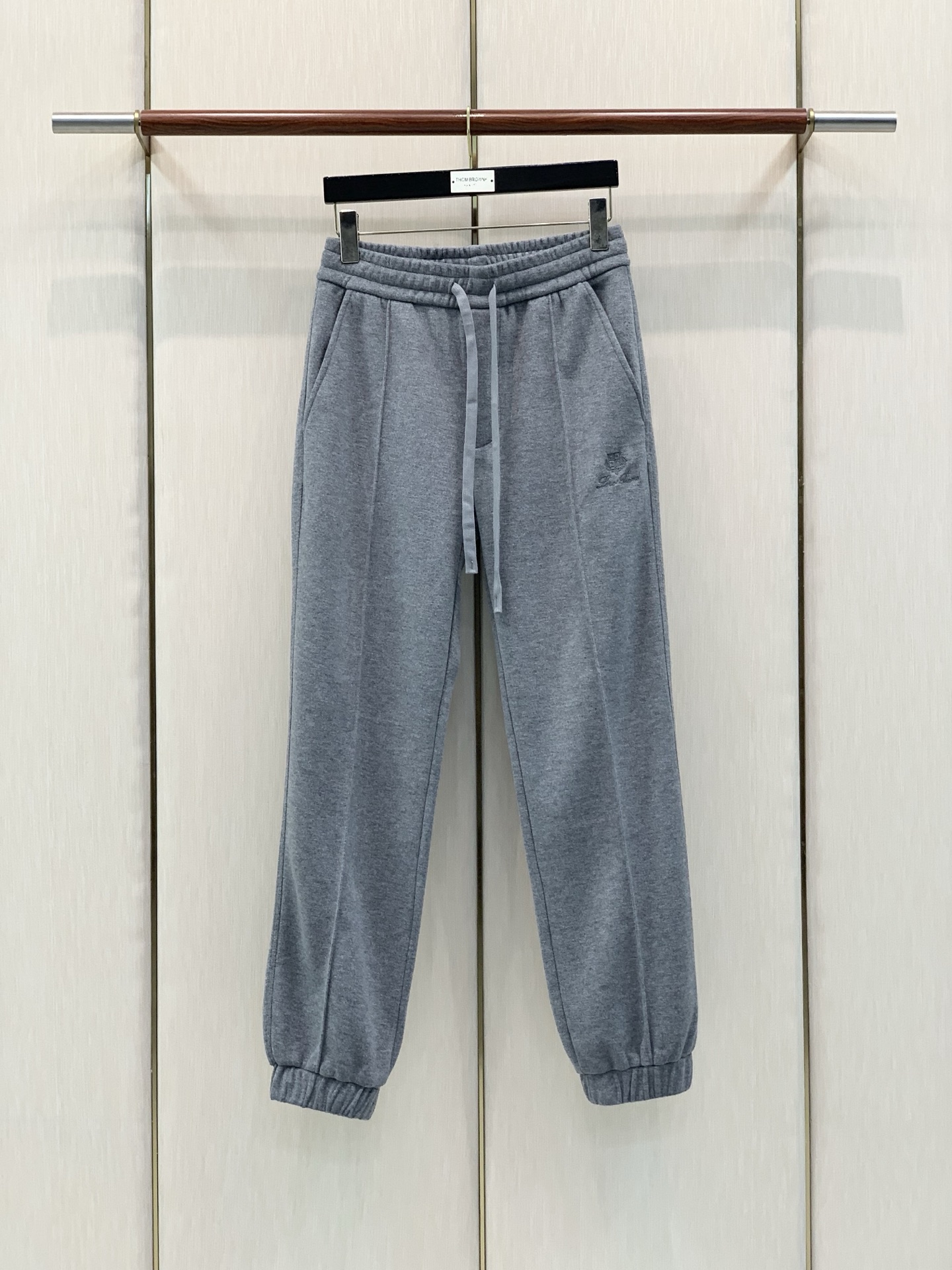 一套，Loro Piana，2026秋季新品，时尚休闲套装，采用进口原版面料，顶级刺绣🪡工艺字母图案装饰logo，原版五