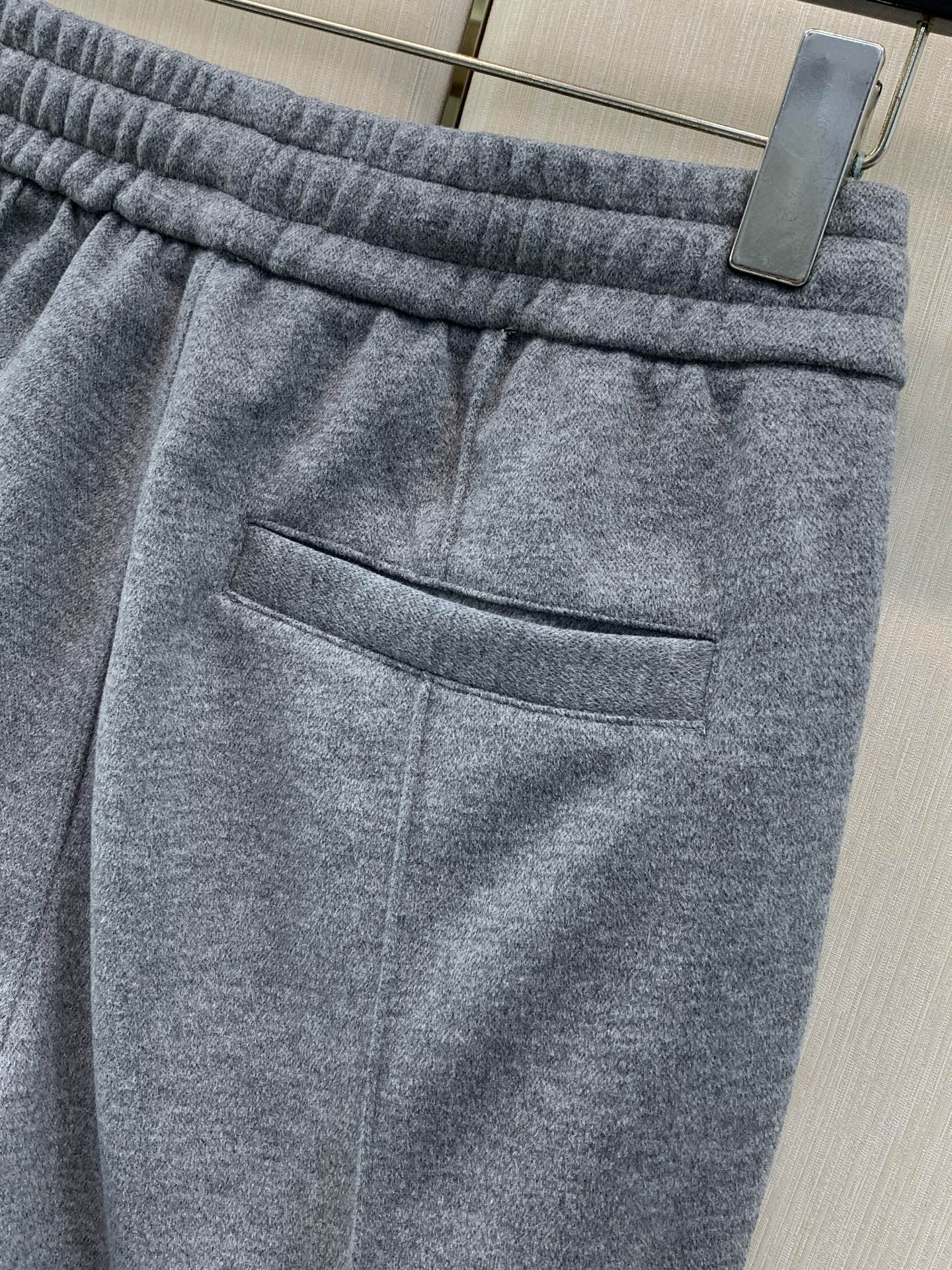 一套，Loro Piana，2026秋季新品，时尚休闲套装，采用进口原版面料，顶级刺绣🪡工艺字母图案装饰logo，原版五
