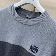 ,Loewe 罗意威,2026冬季最新款,专柜同步有售,原单狠货,时尚休闲圆领长袖针织毛衣,上身很有特点!吸睛而有亮点, ,Loewe 罗意威,2026冬季最新款,专柜同步有售,原单狠货,时尚休闲圆领长袖针织毛衣,上身很有特点!吸睛而有亮点,