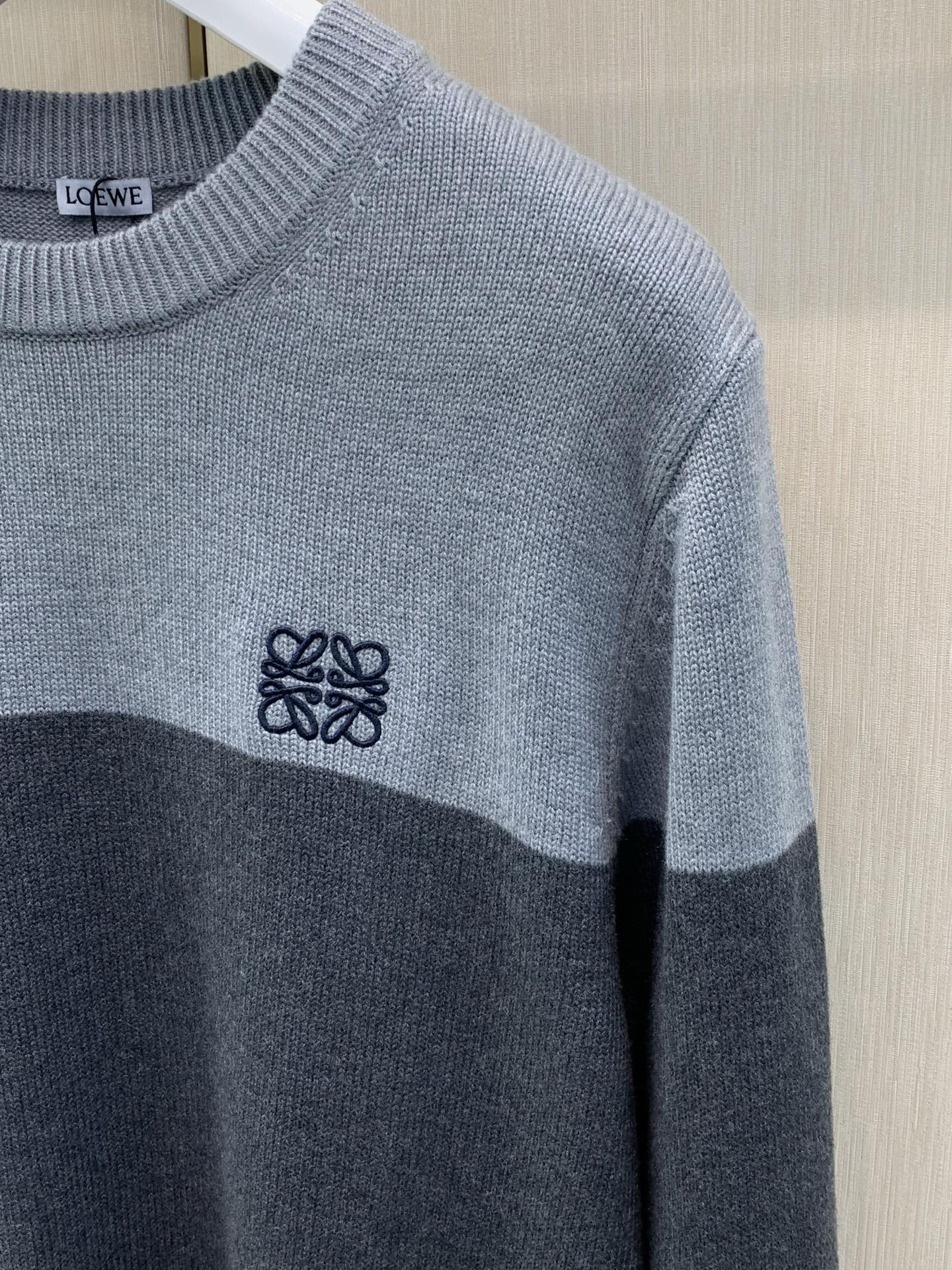 ,Loewe 罗意威,2026冬季最新款,专柜同步有售,原单狠货,时尚休闲圆领长袖针织毛衣,上身很有特点!吸睛而有亮点, ,Loewe 罗意威,2026冬季最新款,专柜同步有售,原单狠货,时尚休闲圆领长袖针织毛衣,上身很有特点!吸睛而有亮点,