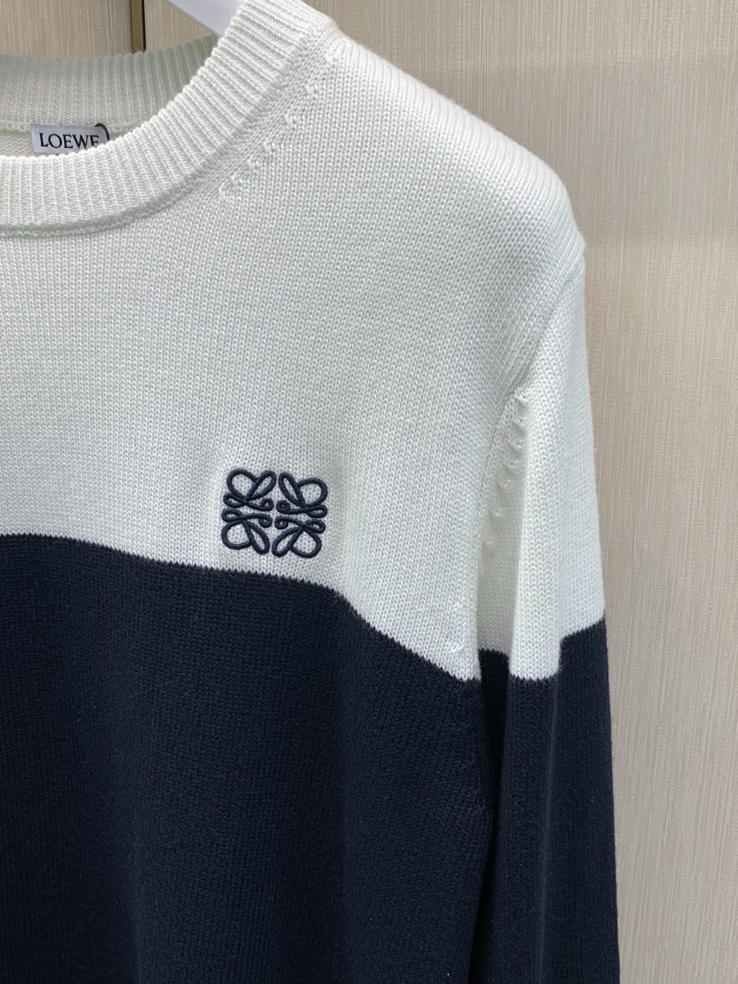 ，Loewe 罗意威，2026冬季最新款，专柜同步有售，原单狠货，时尚休闲圆领长袖针织毛衣，上身很有特点！吸睛而有亮点，