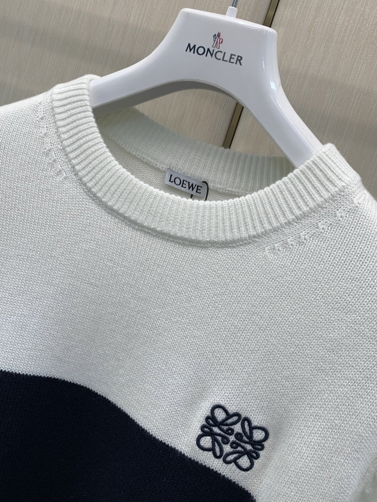 ，Loewe 罗意威，2026冬季最新款，专柜同步有售，原单狠货，时尚休闲圆领长袖针织毛衣，上身很有特点！吸睛而有亮点，