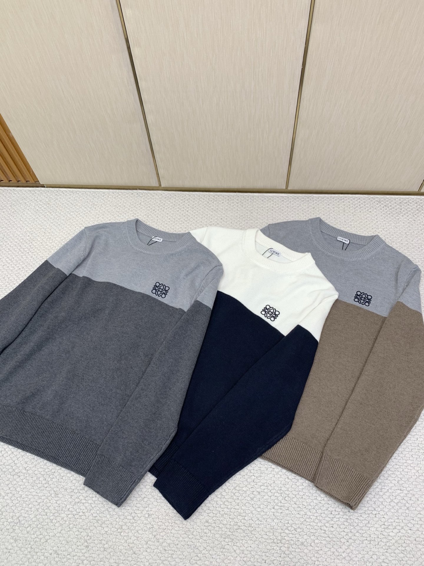 ，Loewe 罗意威，2026冬季最新款，专柜同步有售，原单狠货，时尚休闲圆领长袖针织毛衣，上身很有特点！吸睛而有亮点，