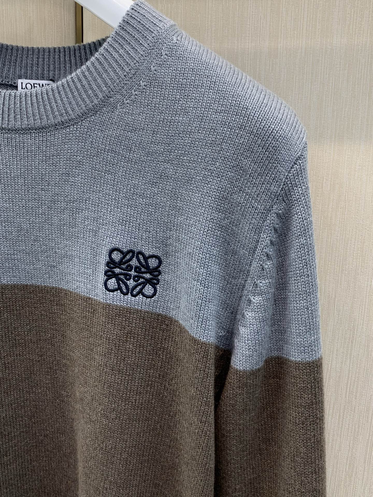 ，Loewe 罗意威，2026冬季最新款，专柜同步有售，原单狠货，时尚休闲圆领长袖针织毛衣，上身很有特点！吸睛而有亮点，