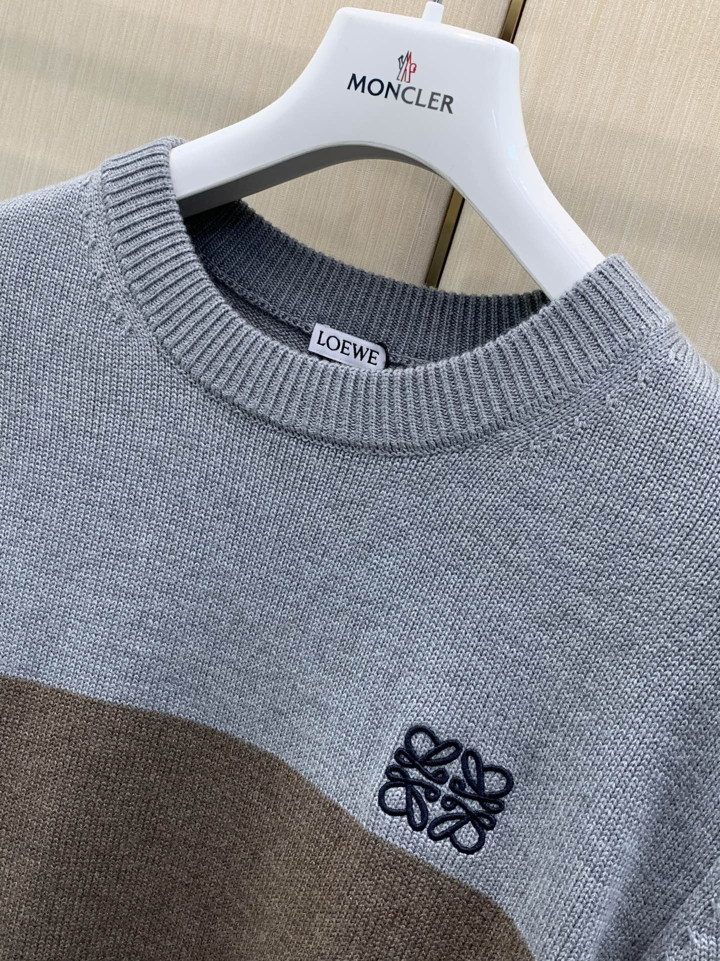 ，Loewe 罗意威，2026冬季最新款，专柜同步有售，原单狠货，时尚休闲圆领长袖针织毛衣，上身很有特点！吸睛而有亮点，