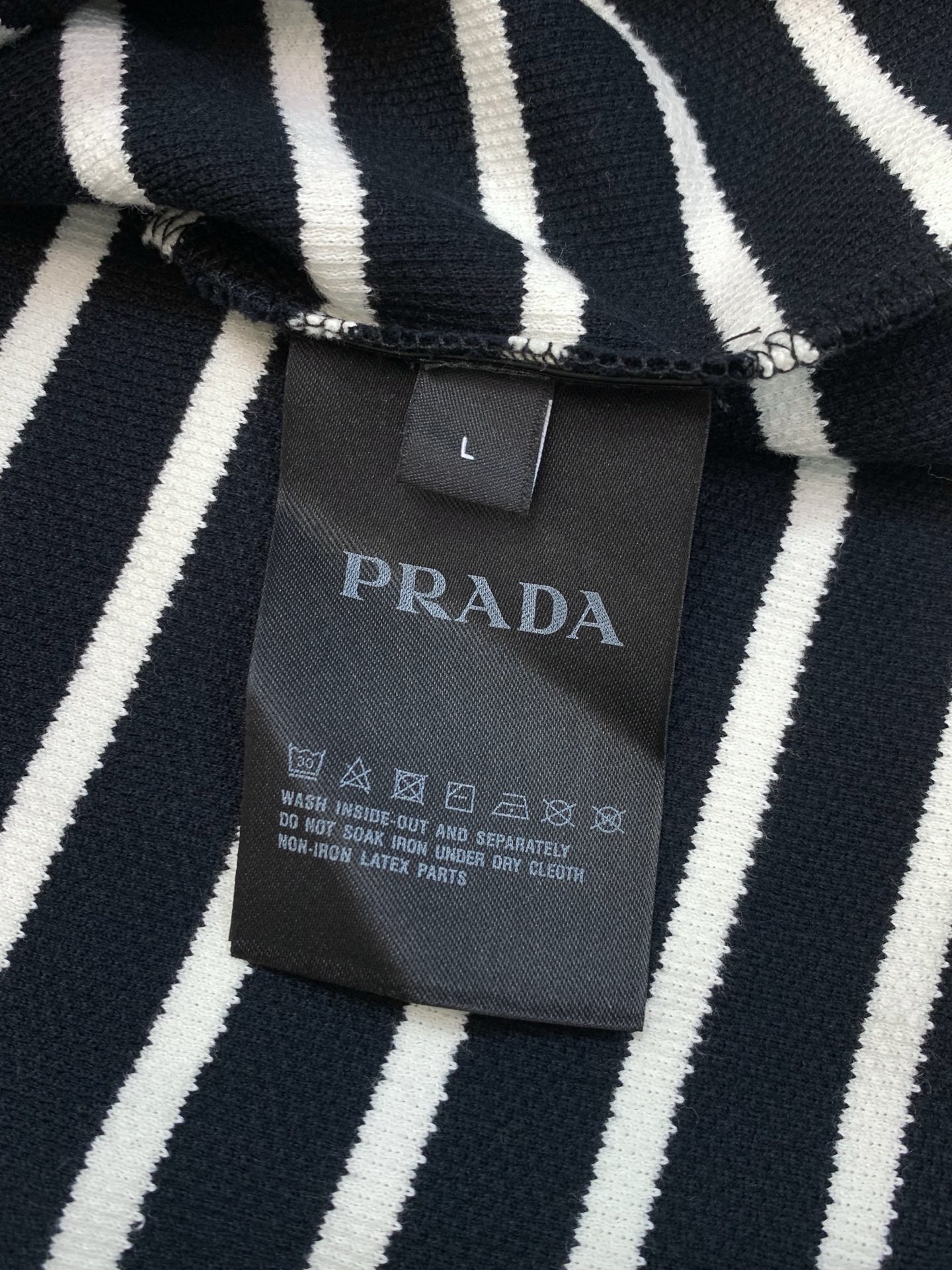 ,PRADA 普拉达,2026秋季最新品,专柜同步有售,时尚休闲翻领长袖T恤,进口原版面料,做工极为复杂,唯一可以做代购 ,PRADA 普拉达,2026秋季最新品,专柜同步有售,时尚休闲翻领长袖T恤,进口原版面料,做工极为复杂,唯一可以做代购