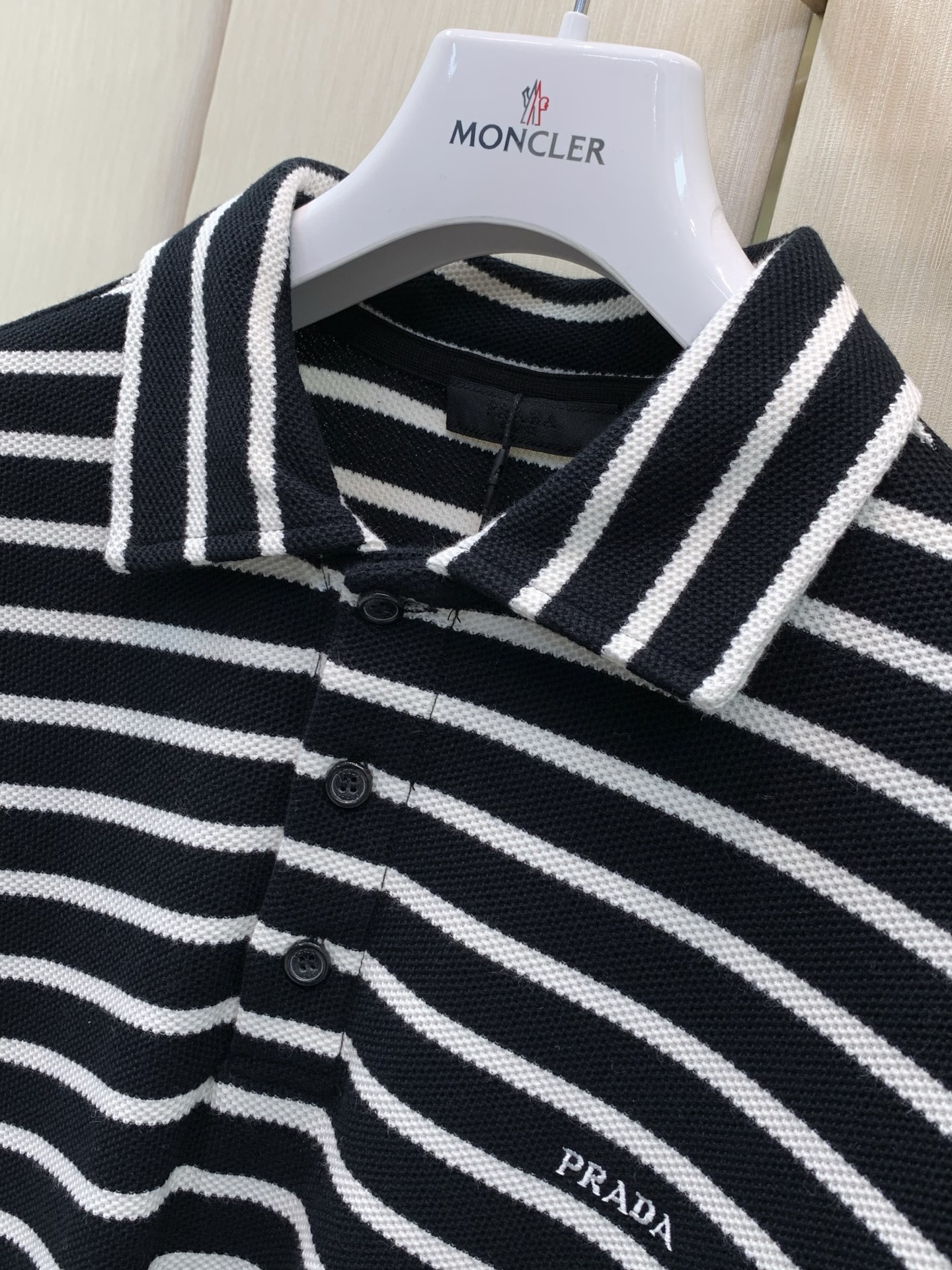 ,PRADA 普拉达,2026秋季最新品,专柜同步有售,时尚休闲翻领长袖T恤,进口原版面料,做工极为复杂,唯一可以做代购 ,PRADA 普拉达,2026秋季最新品,专柜同步有售,时尚休闲翻领长袖T恤,进口原版面料,做工极为复杂,唯一可以做代购