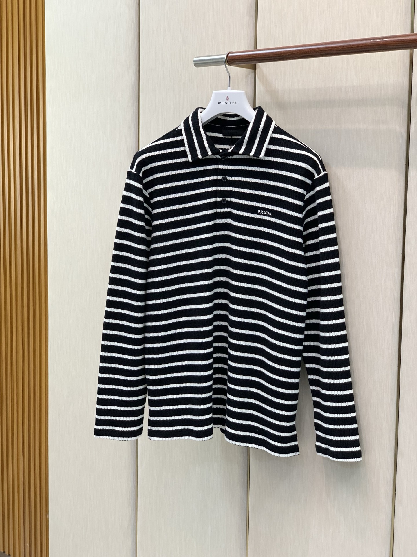 ，PRADA 普拉达，2026秋季最新品，专柜同步有售，时尚休闲翻领长袖T恤，进口原版面料，做工极为复杂，唯一可以做代购