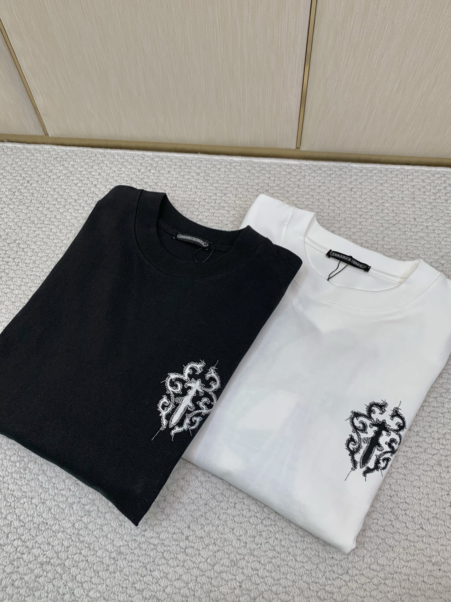 ,Chrome Hearts 克罗心,2026早秋新品,专柜同步有售,原单狠货,时尚休闲圆领长袖T恤,采用进口原版面料, ,Chrome Hearts 克罗心,2026早秋新品,专柜同步有售,原单狠货,时尚休闲圆领长袖T恤,采用进口原版面料,