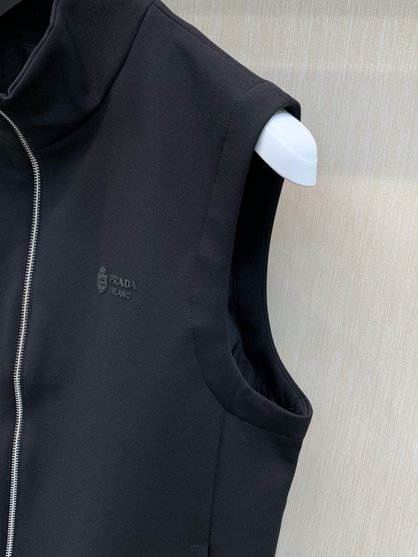 ，PRADA 普拉达，2026秋季最新品，专柜同步有售，时尚休闲立领马甲，进口原版面料，做工极为复杂，唯一可以做代购级别