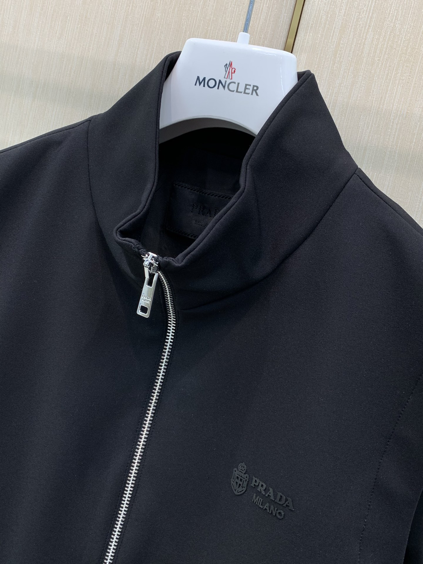 ，PRADA 普拉达，2026秋季最新品，专柜同步有售，时尚休闲立领马甲，进口原版面料，做工极为复杂，唯一可以做代购级别