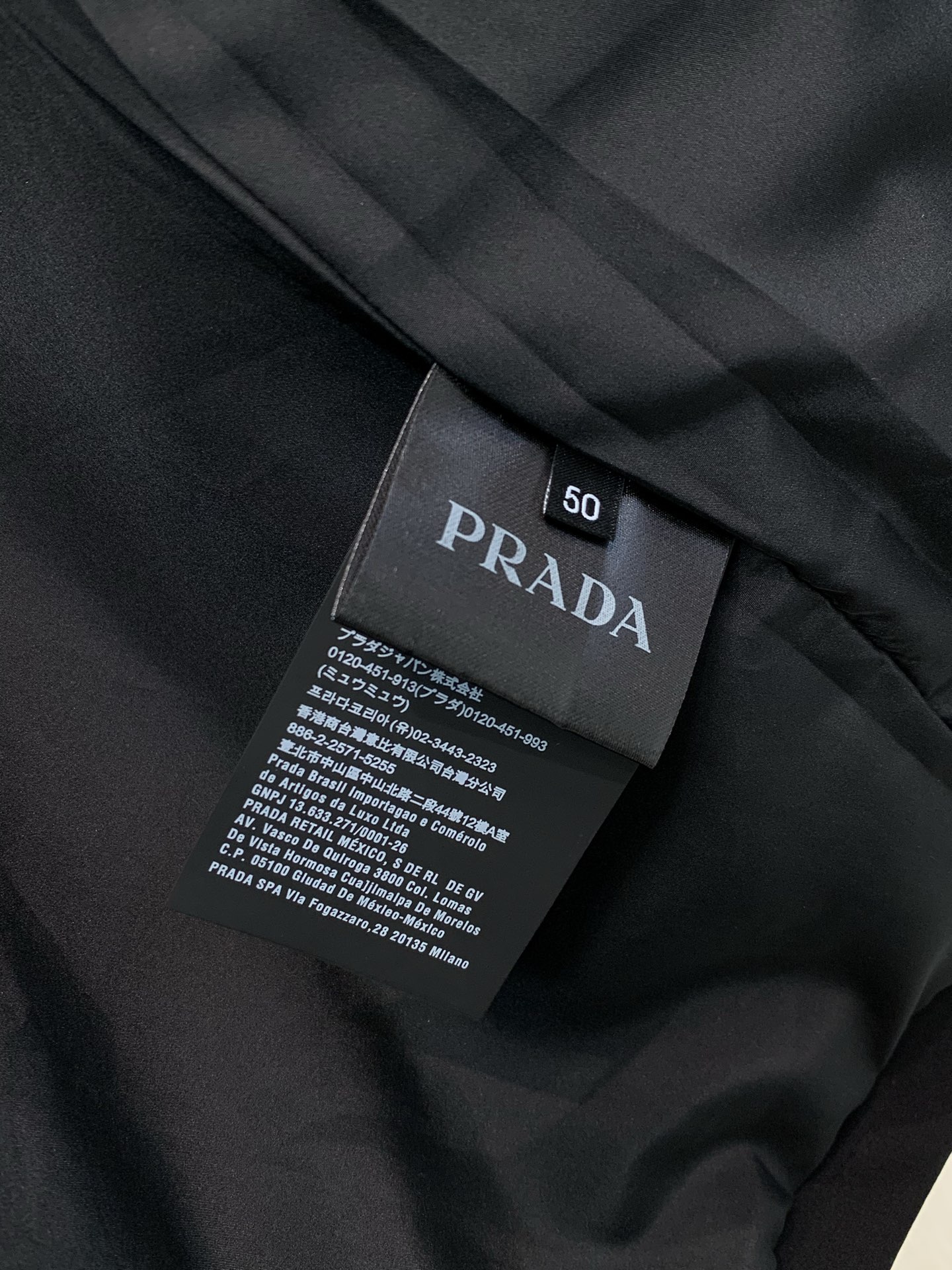 ，PRADA 普拉达，2026秋季最新品，专柜同步有售，时尚休闲立领马甲，进口原版面料，做工极为复杂，唯一可以做代购级别