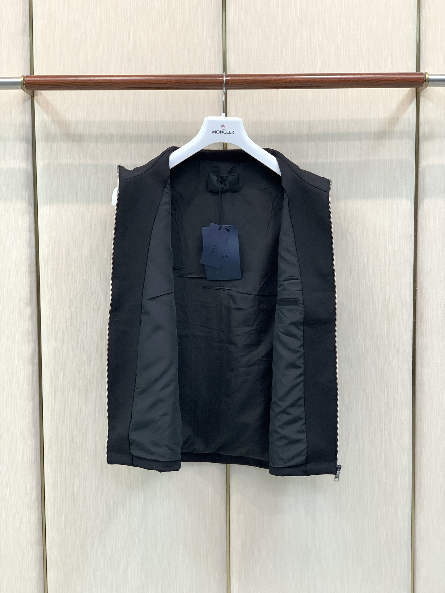 ，PRADA 普拉达，2026秋季最新品，专柜同步有售，时尚休闲立领马甲，进口原版面料，做工极为复杂，唯一可以做代购级别