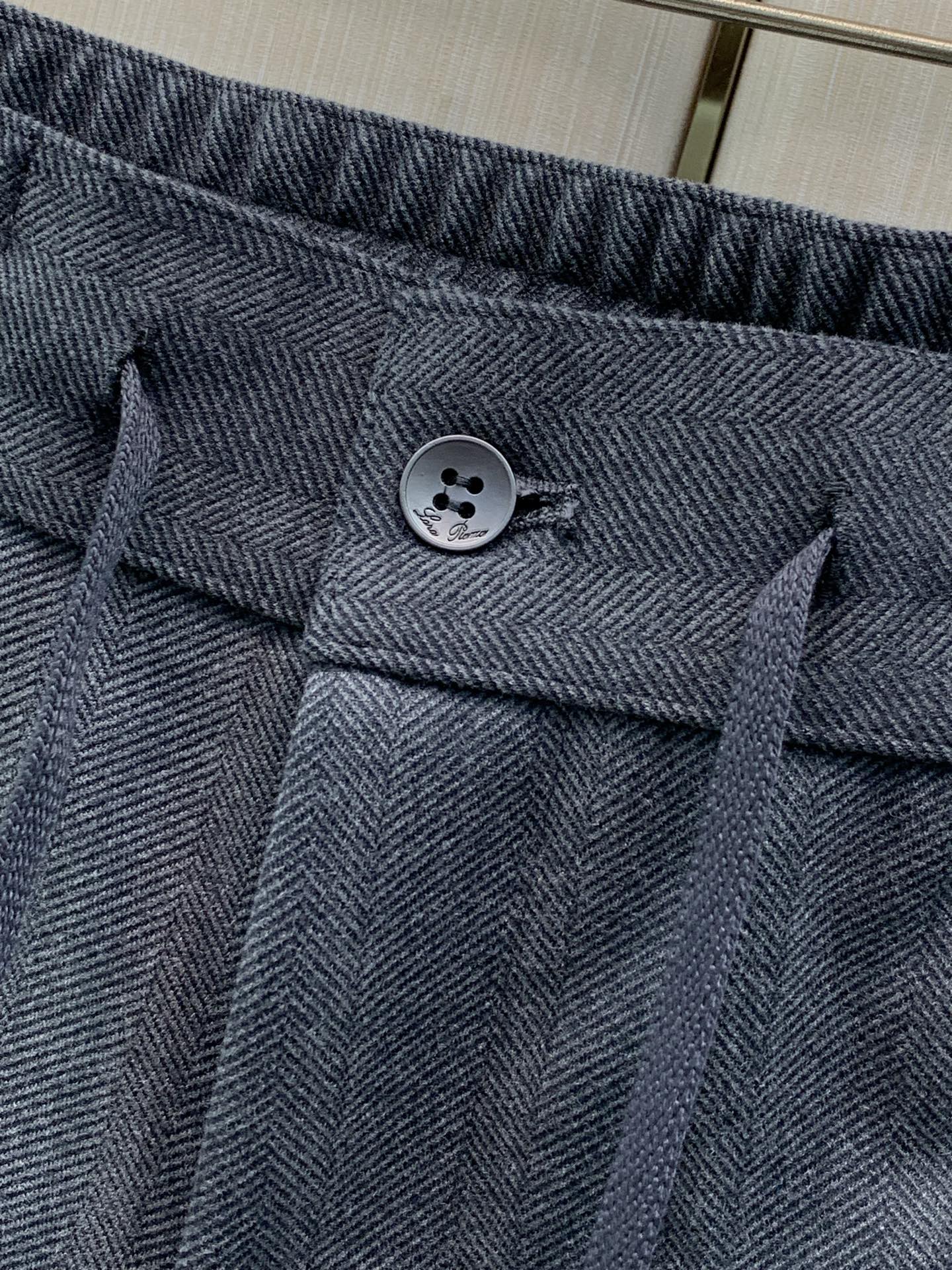 ，Loro Piana 抽绳松紧休闲裤  材质 羊毛混纺 时尚系列，独特设计，抽绳休闲长裤  订纱开始订染和订纺。 国内