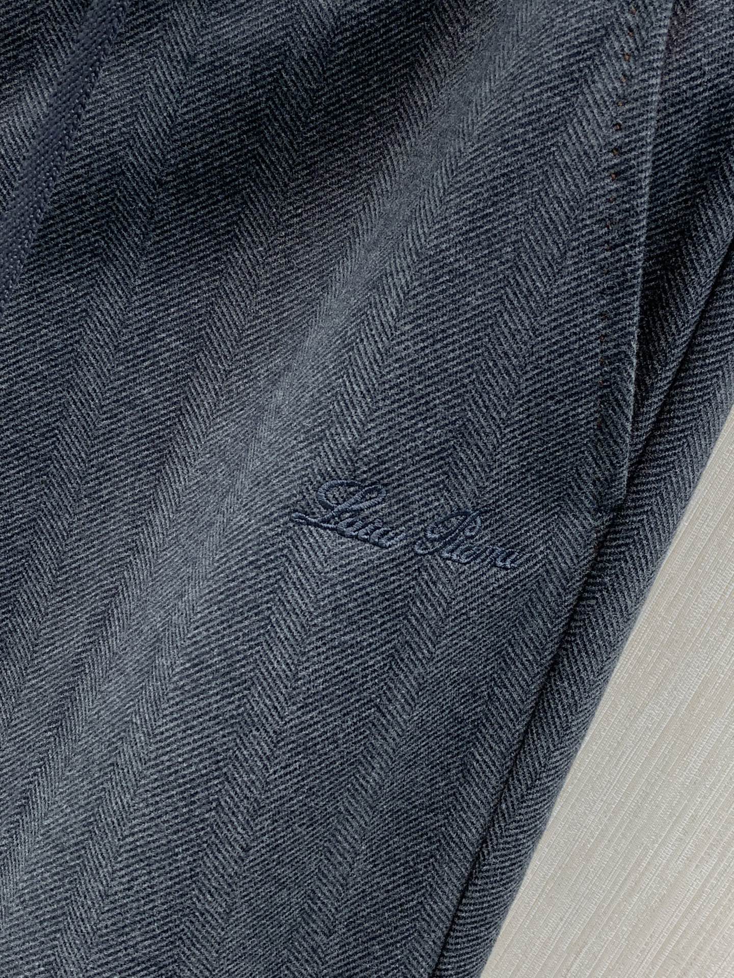 ，Loro Piana 抽绳松紧休闲裤  材质 羊毛混纺 时尚系列，独特设计，抽绳休闲长裤  订纱开始订染和订纺。 国内