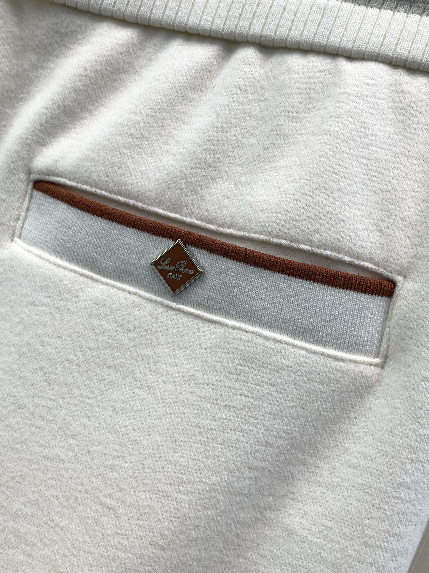 ，Loro Piana 浅咖色抽绳休闲裤  材质 羊毛混纺 时尚系列，独特设计，抽绳休闲长裤  订纱开始订染和订纺。 国