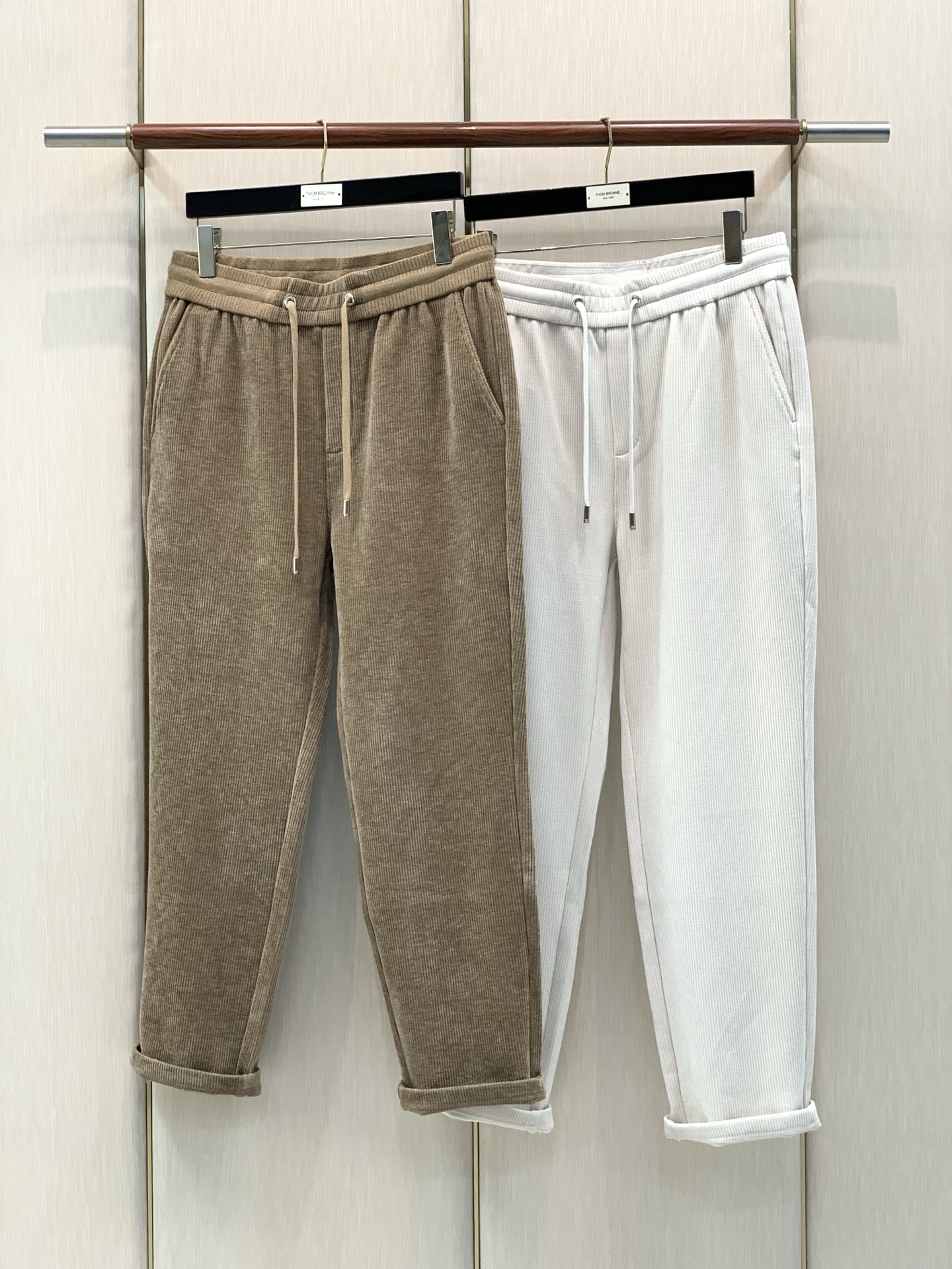 ,Zegna 浅咖色抽绳休闲裤 材质 羊毛混纺 时尚系列,独特设计,抽绳休闲长裤 订纱开始订染和订纺。 国内某大厂出 ,Zegna 浅咖色抽绳休闲裤 材质 羊毛混纺 时尚系列,独特设计,抽绳休闲长裤 订纱开始订染和订纺。 国内某大厂出