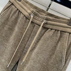,Zegna 浅咖色抽绳休闲裤 材质 羊毛混纺 时尚系列,独特设计,抽绳休闲长裤 订纱开始订染和订纺。 国内某大厂出 ,Zegna 浅咖色抽绳休闲裤 材质 羊毛混纺 时尚系列,独特设计,抽绳休闲长裤 订纱开始订染和订纺。 国内某大厂出