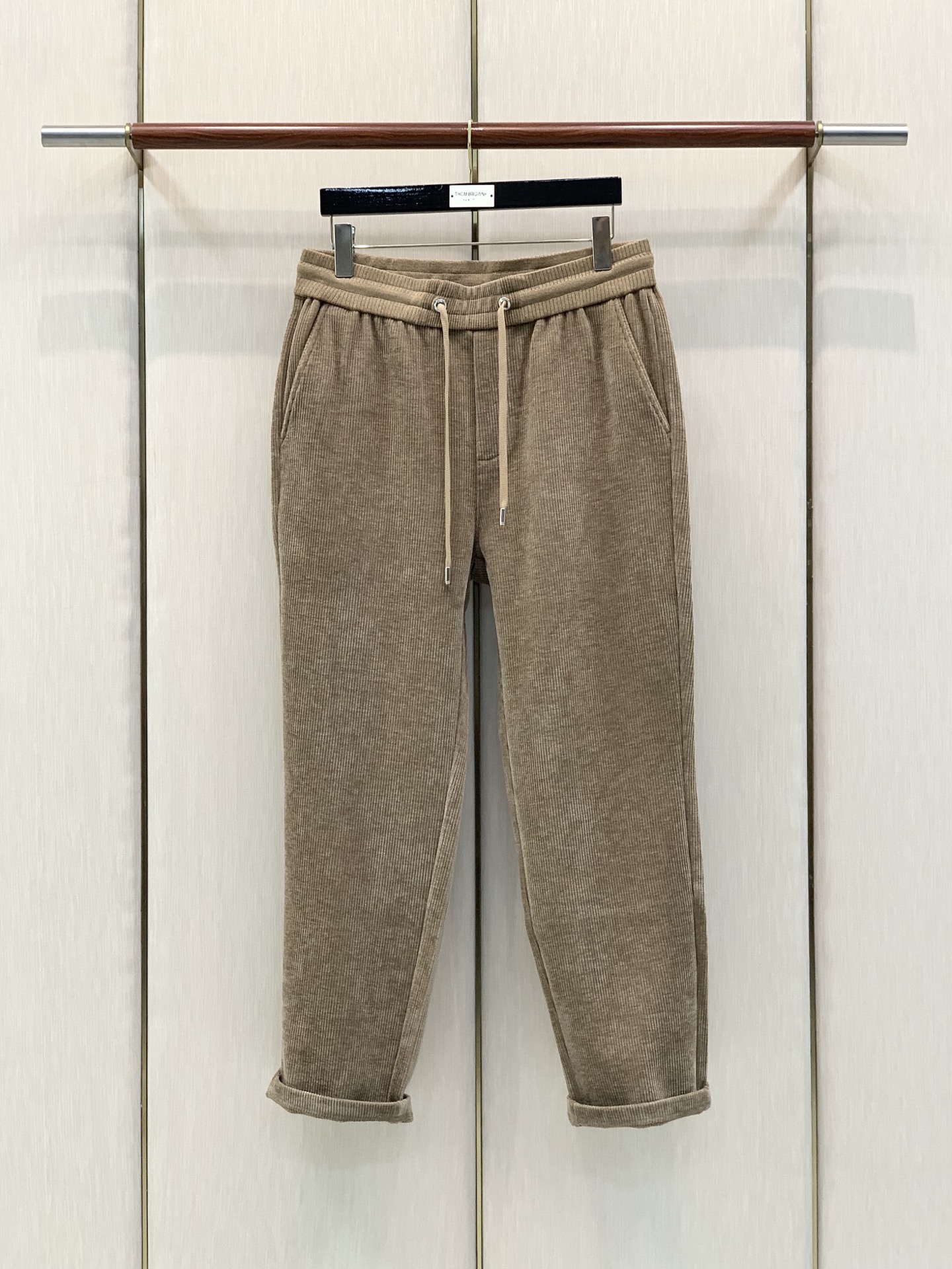 ，Zegna 浅咖色抽绳休闲裤  材质 羊毛混纺 时尚系列，独特设计，抽绳休闲长裤  订纱开始订染和订纺。 国内某大厂出