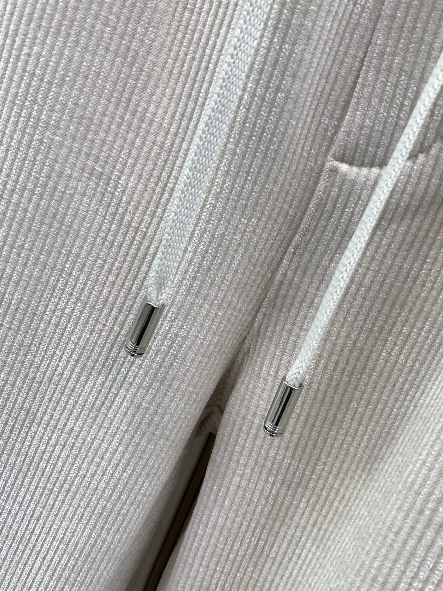 ，Zegna 浅咖色抽绳休闲裤  材质 羊毛混纺 时尚系列，独特设计，抽绳休闲长裤  订纱开始订染和订纺。 国内某大厂出