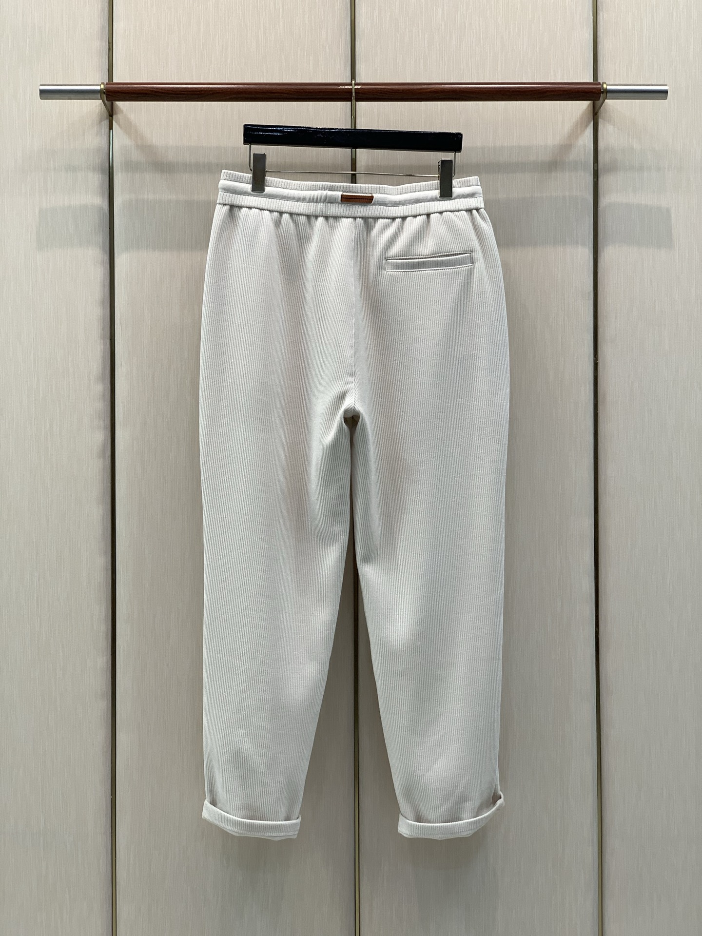 ，Zegna 浅咖色抽绳休闲裤  材质 羊毛混纺 时尚系列，独特设计，抽绳休闲长裤  订纱开始订染和订纺。 国内某大厂出