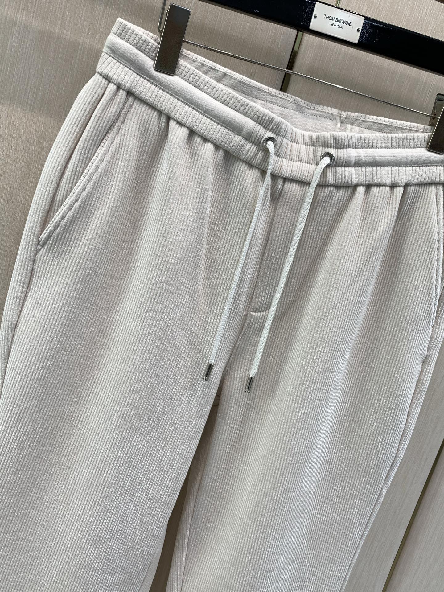 ，Zegna 浅咖色抽绳休闲裤  材质 羊毛混纺 时尚系列，独特设计，抽绳休闲长裤  订纱开始订染和订纺。 国内某大厂出