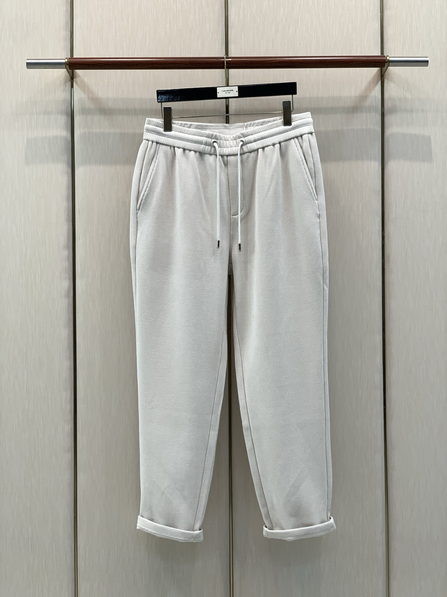 ，Zegna 浅咖色抽绳休闲裤  材质 羊毛混纺 时尚系列，独特设计，抽绳休闲长裤  订纱开始订染和订纺。 国内某大厂出